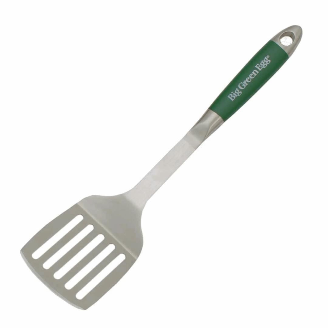 Üzerinde "Big Green Egg" yazan yeşil saplı, delikli metal spatula.