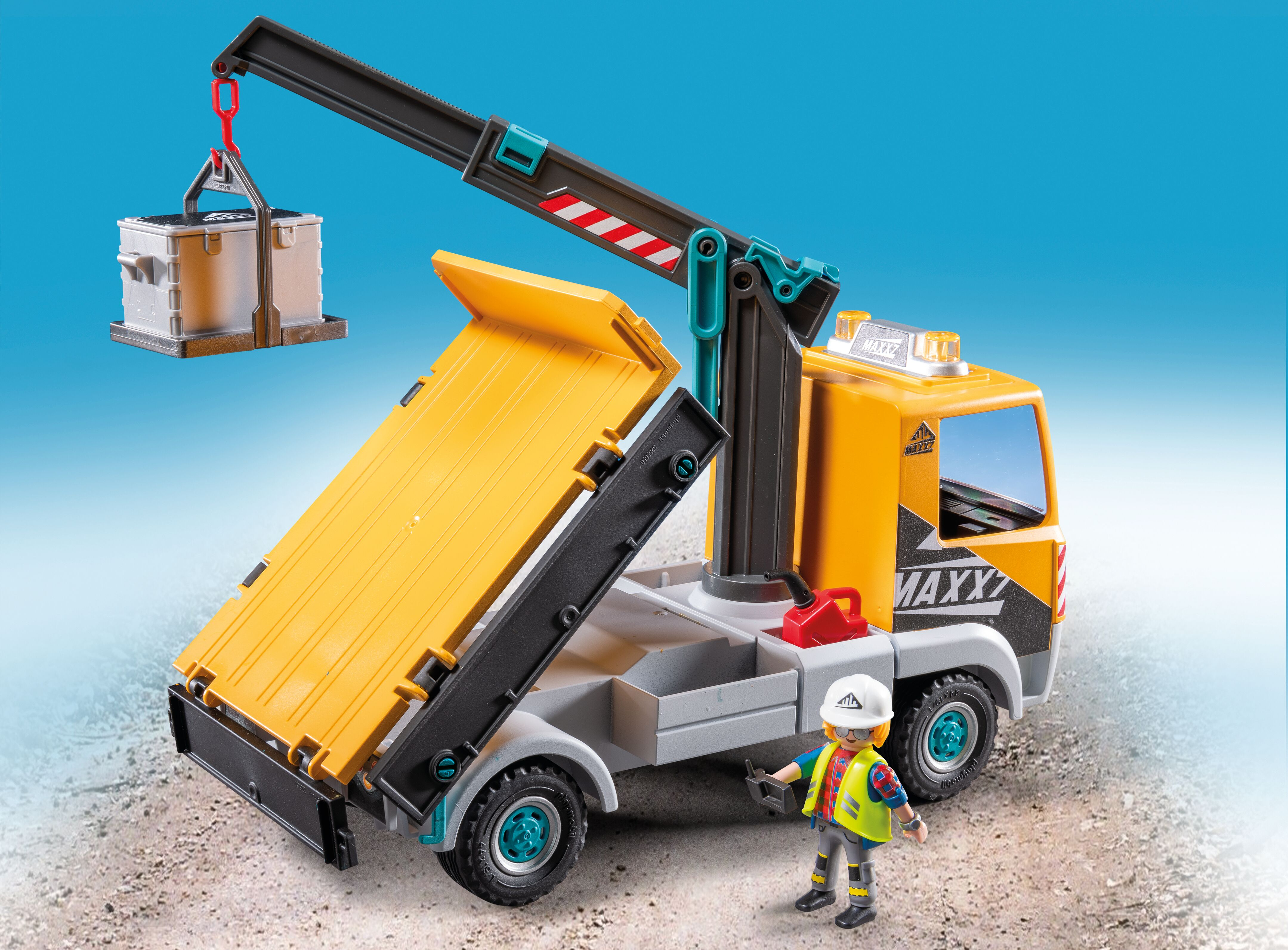 Een gele speelgoedkraanwagen met een opgetild container en een bouwvakker ernaast.