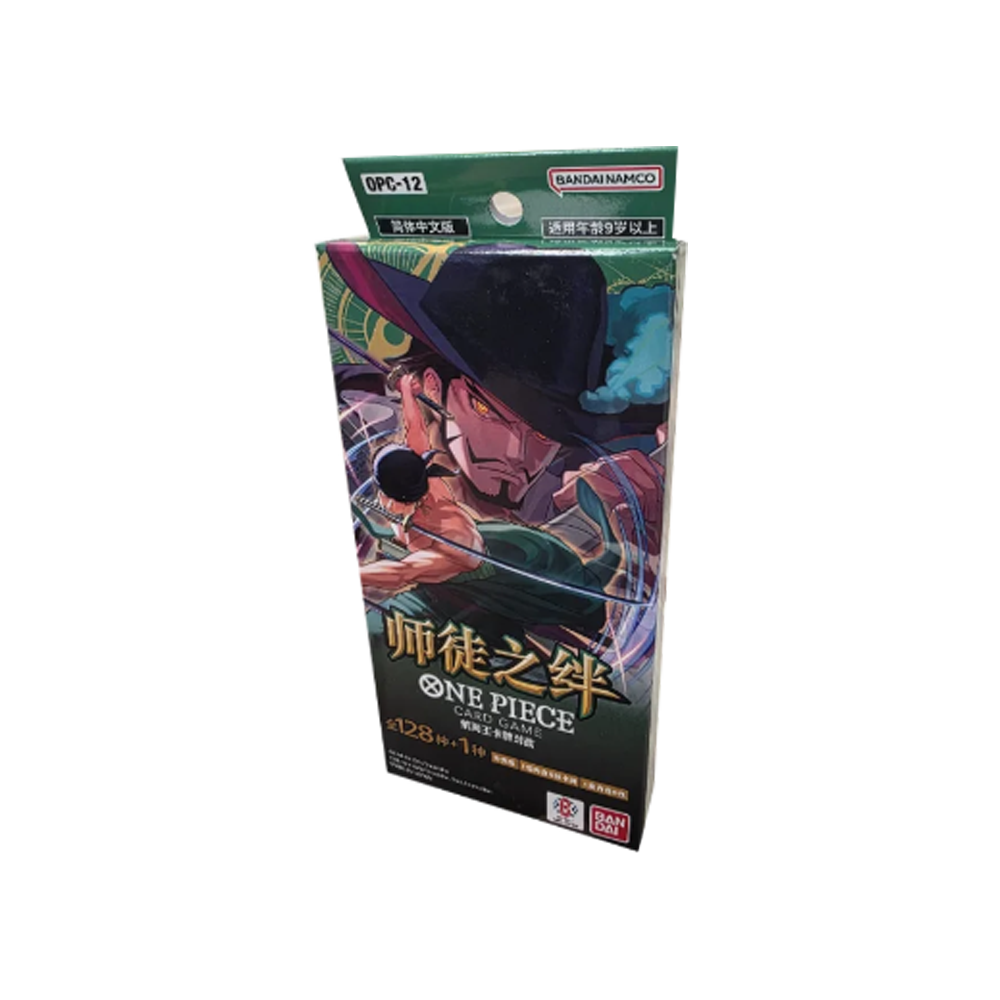 Eine One Piece Card Game Box mit einem männlichen Anime-Charakter in schwarzem Hut und grüner Kleidung, der eine Waffe hält.
