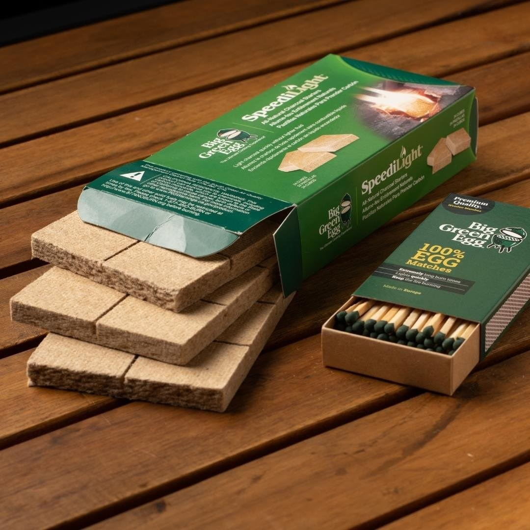Ahşap masa üzerinde Big Green Egg çıra ve kibritler.