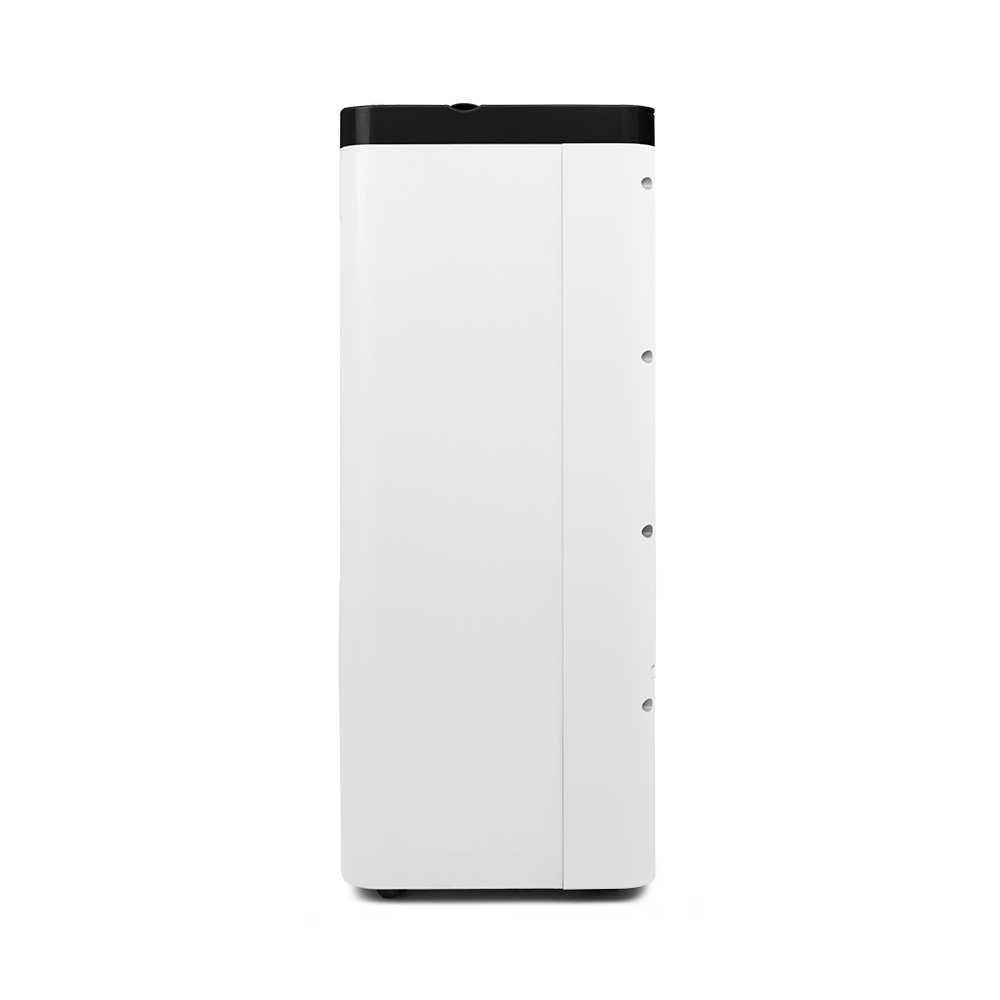 Vista lateral de un electrodoméstico blanco alto y rectangular con la parte superior negra. Tiene ranuras verticales y rejillas circulares.