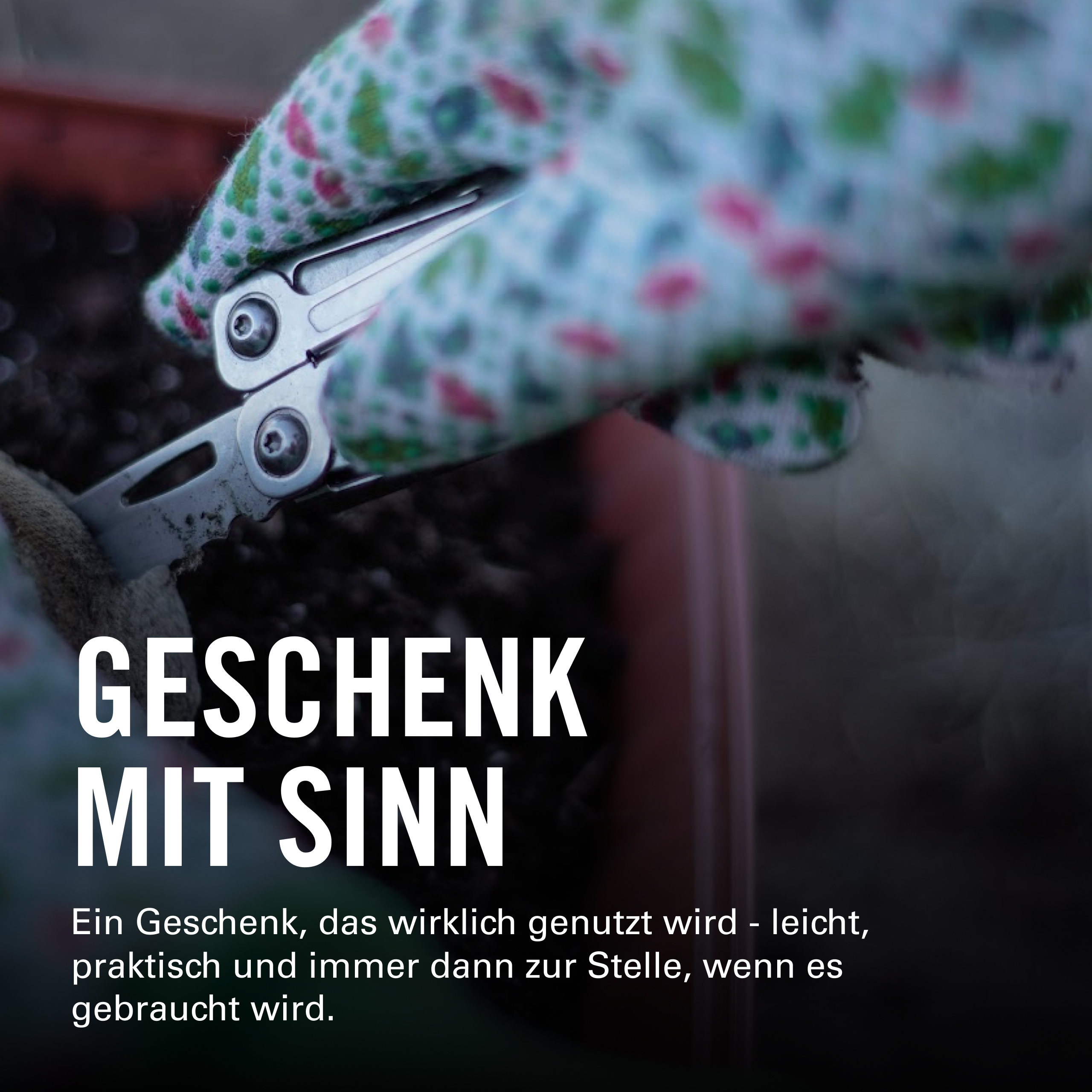 Eine behandschuhte Hand hält ein Multitool vor einem dunklen, verschwommenen Hintergrund mit Textüberlagerung.