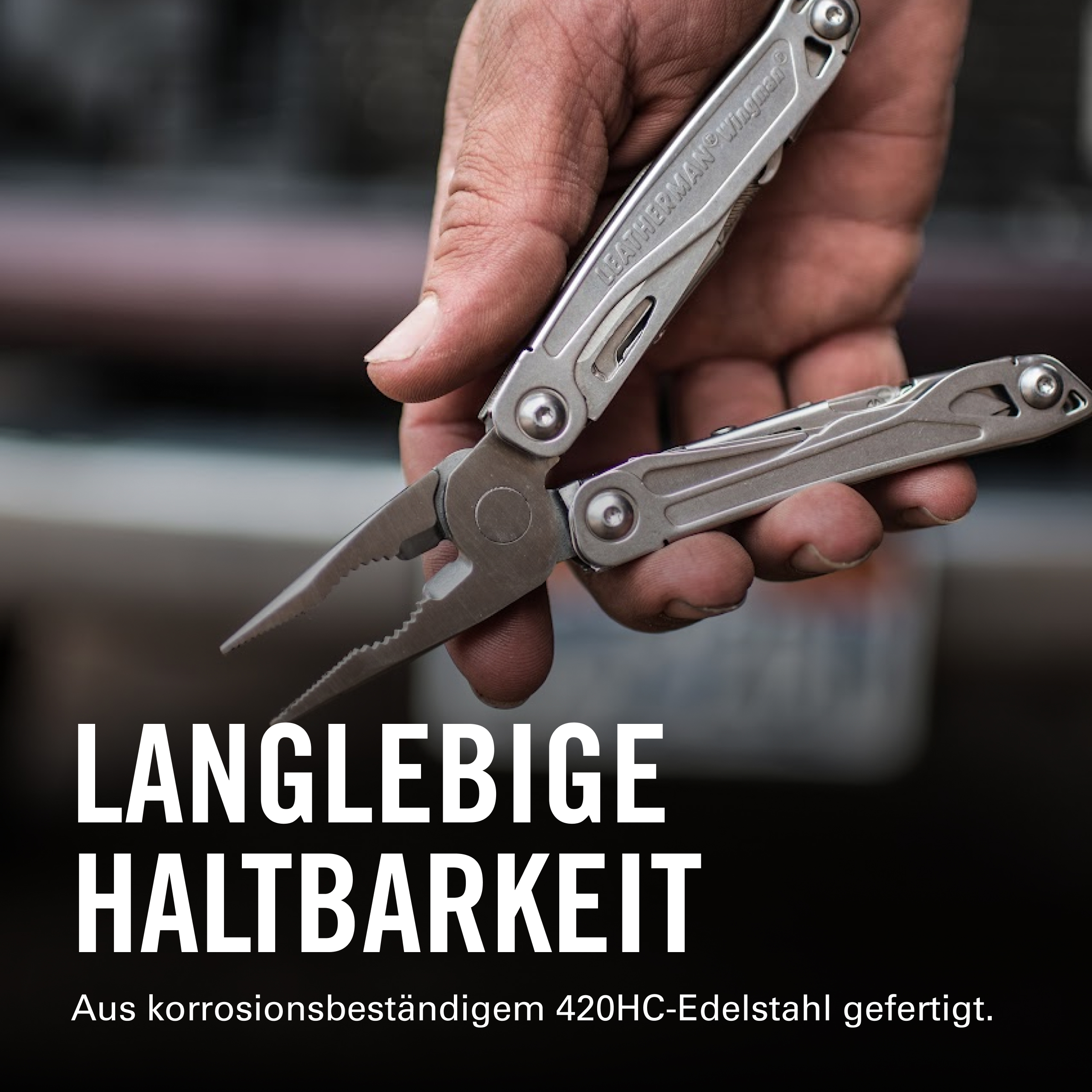 Eine Hand hält ein silbernes Multitool mit Zange. Text: Langlebige Haltbarkeit.