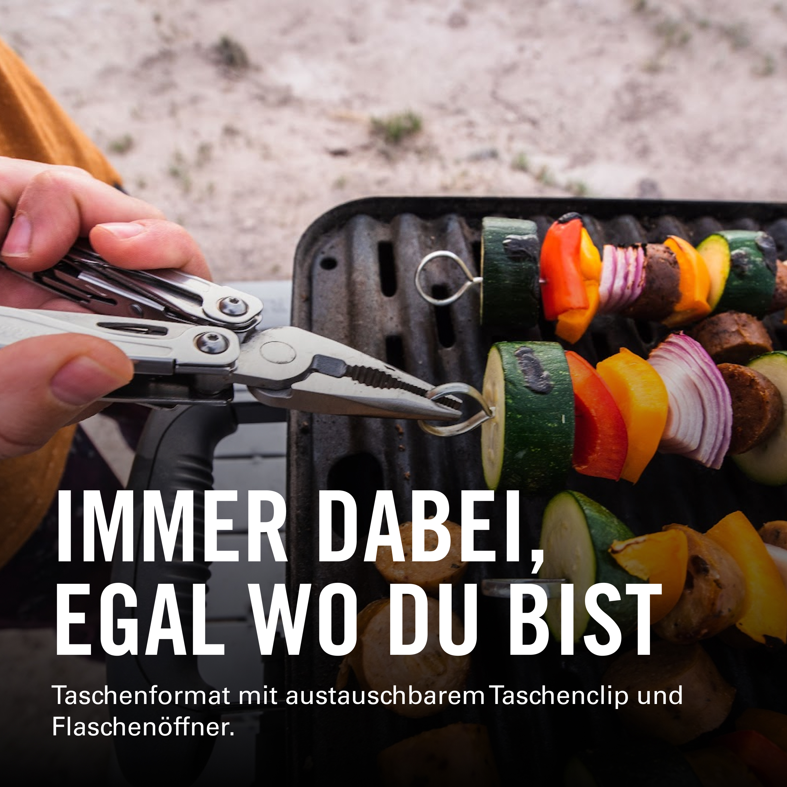 Eine Person benutzt ein Multitool, um Gemüsespieße auf einem Grill anzupassen. Textüberlagerung: „IMMER DABEI, EGAL WO DU BIST“