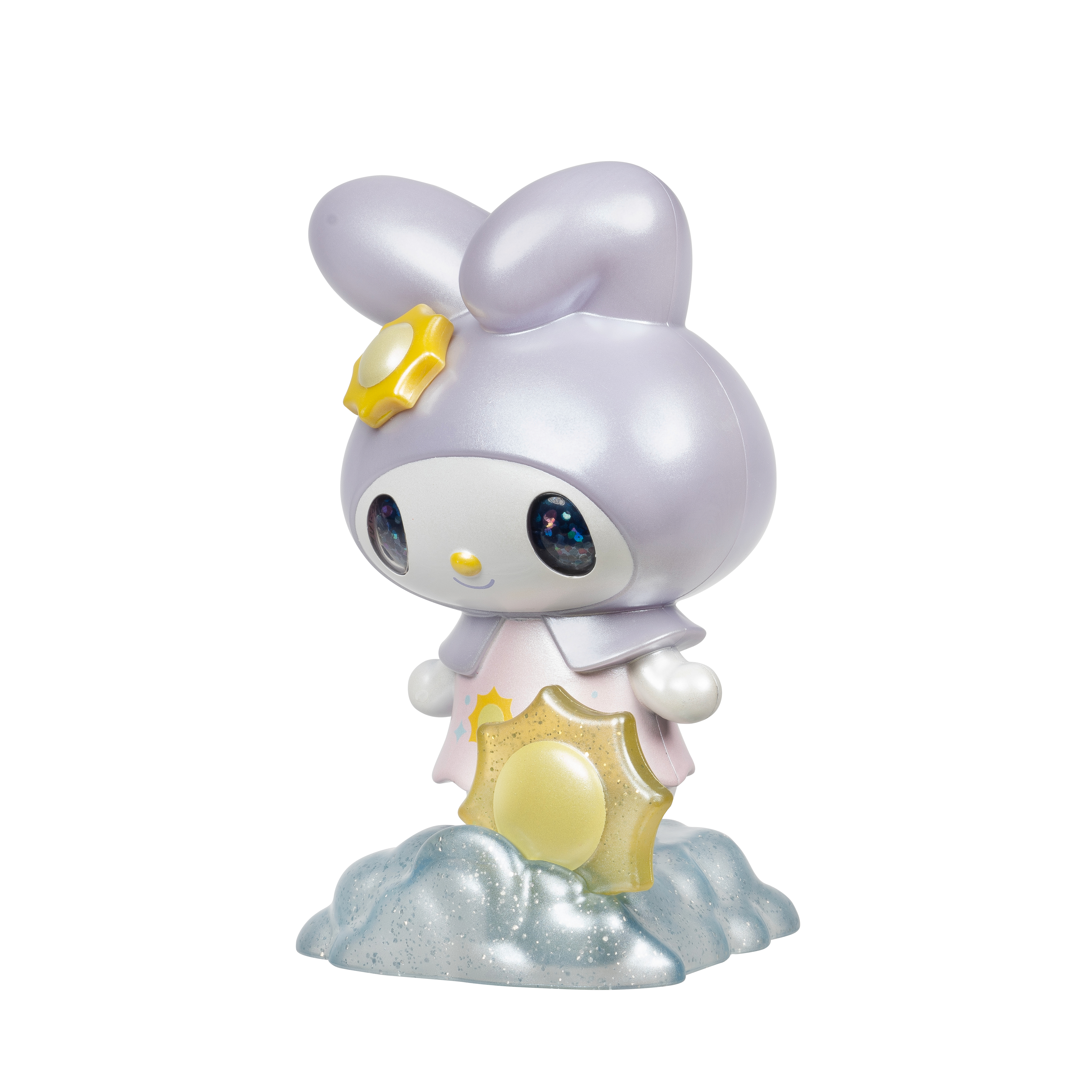 Eine lila My Melody Figur mit einer gelben Sonne auf Kopf und Brust, stehend auf einer glitzernden blauen Wolke.