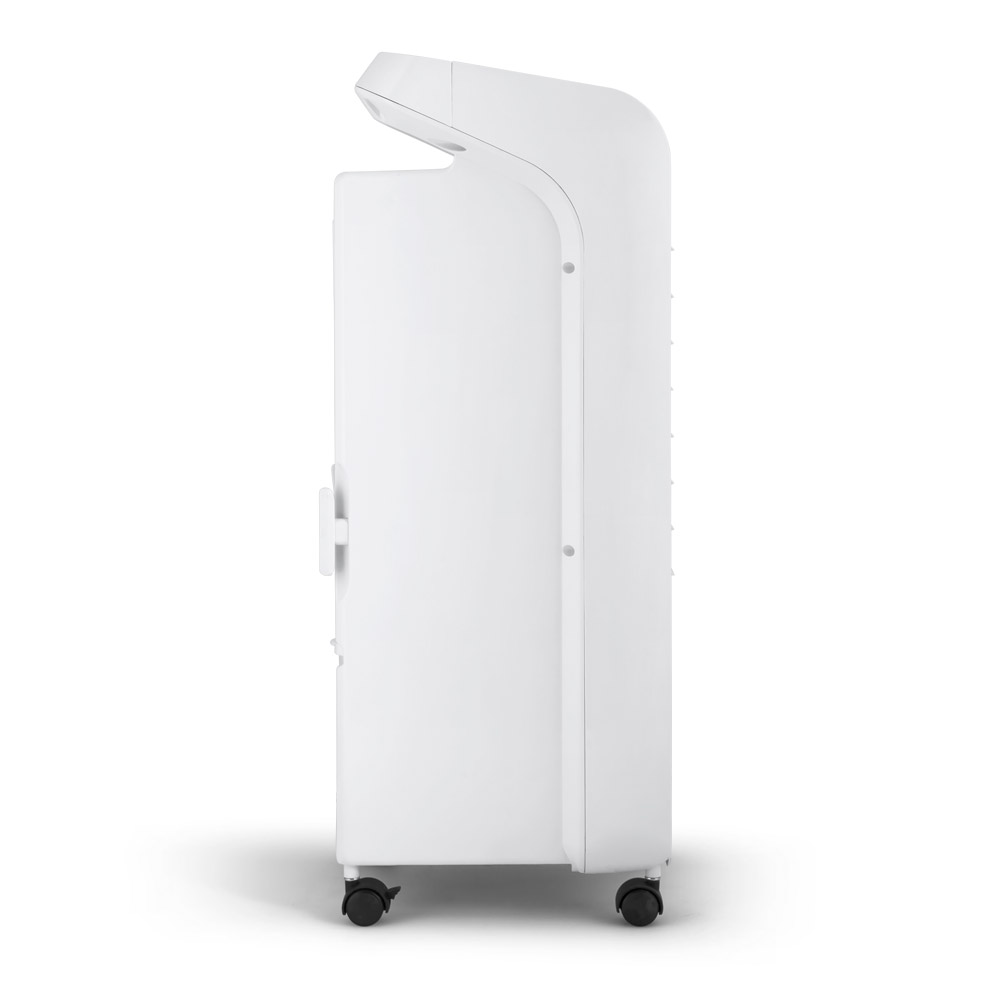 Un condizionatore portatile bianco su sfondo bianco, vista laterale con ruote piroettanti nere.