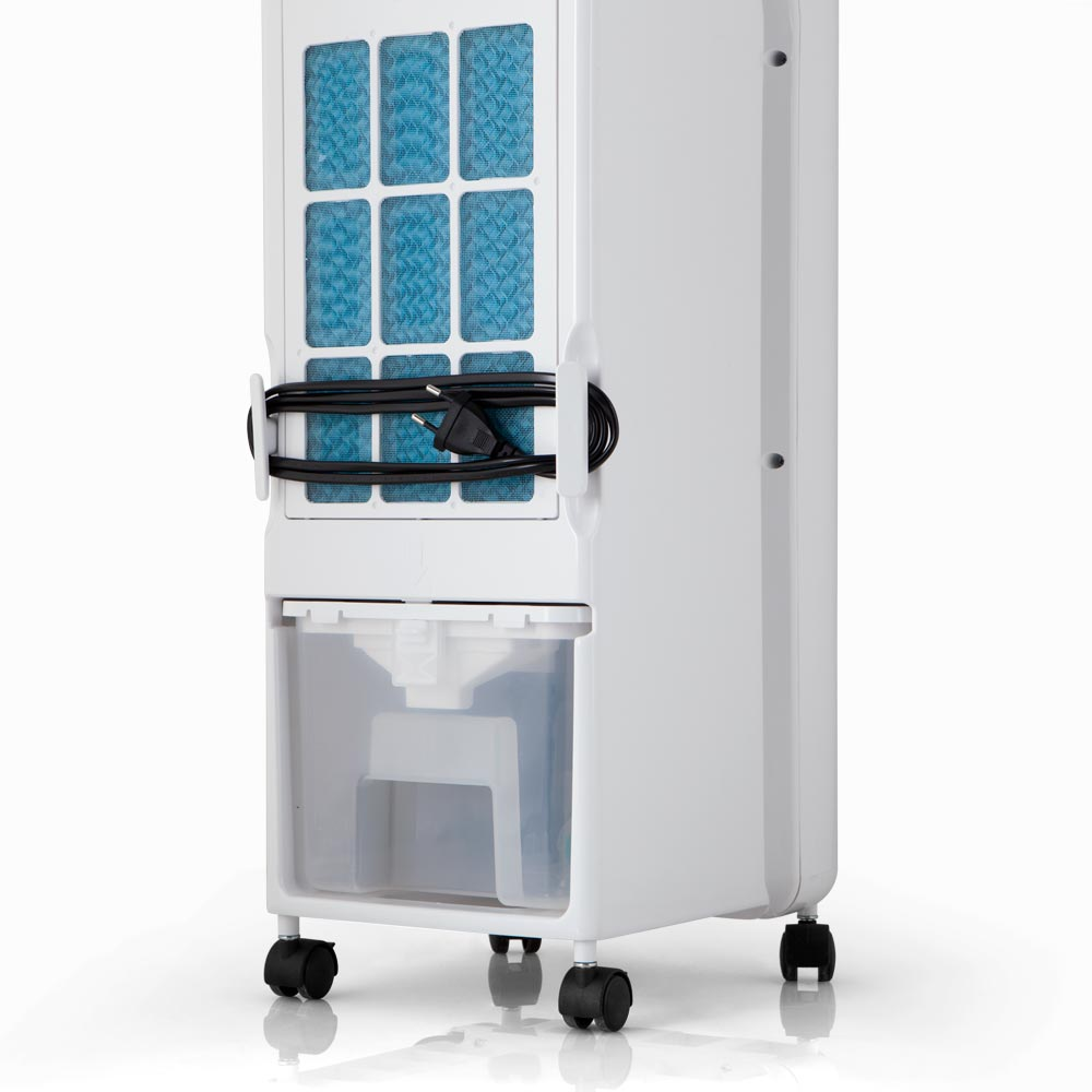 Un refrigeratore d'aria portatile bianco con pannelli filtranti blu e un cavo di alimentazione nero arrotolato su sfondo bianco.