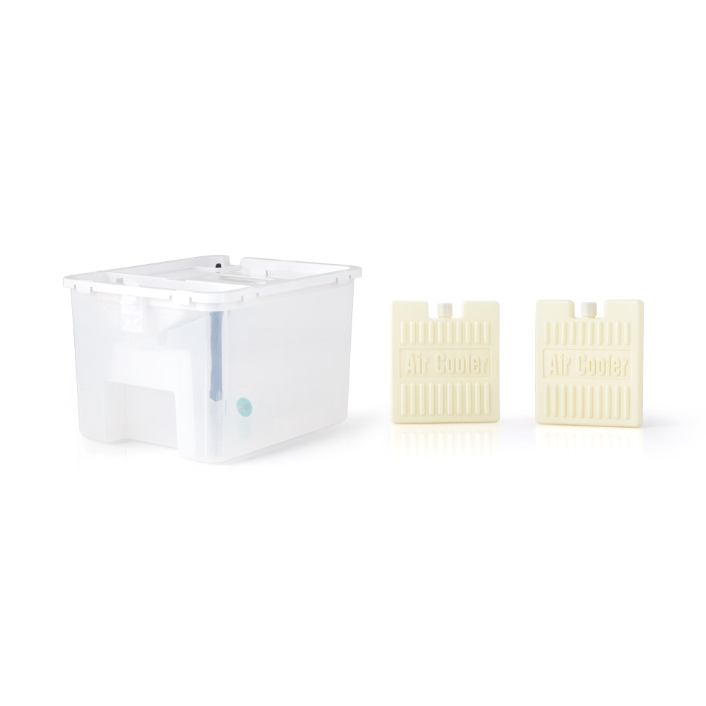 Un serbatoio d'acqua in plastica bianca traslucida con un dettaglio circolare blu e due impacchi di ghiaccio rettangolari color crema Air Cooler.