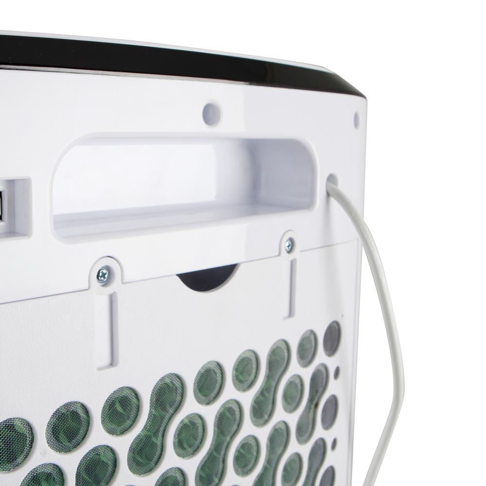 Primo piano del lato di un purificatore d'aria bianco, che mostra una maniglia incassata, un cavo di alimentazione grigio e prese d'aria a rete verde.