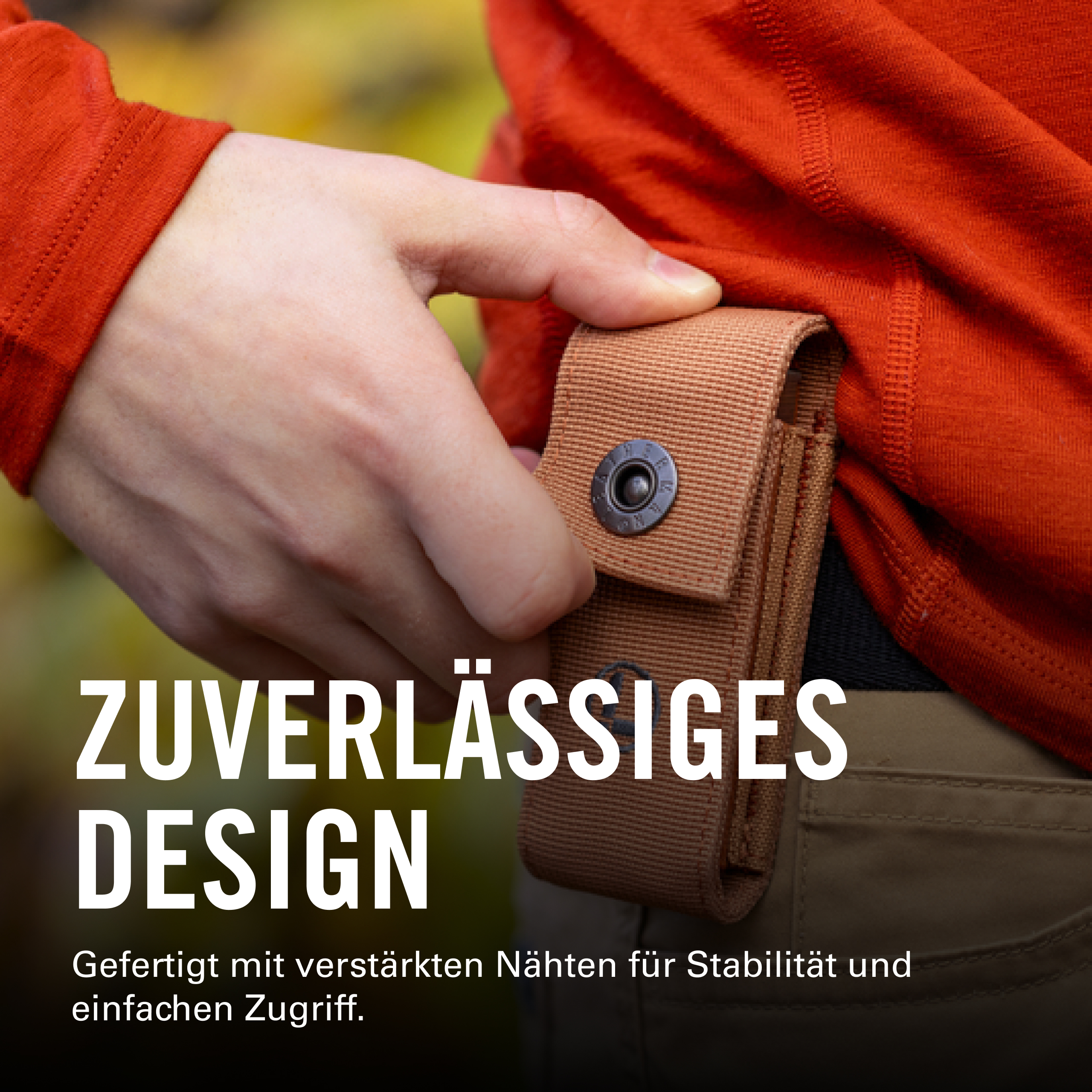 Eine Hand schließt einen braunen Beutel mit Druckknopf an einem orangefarbenen Hemd.