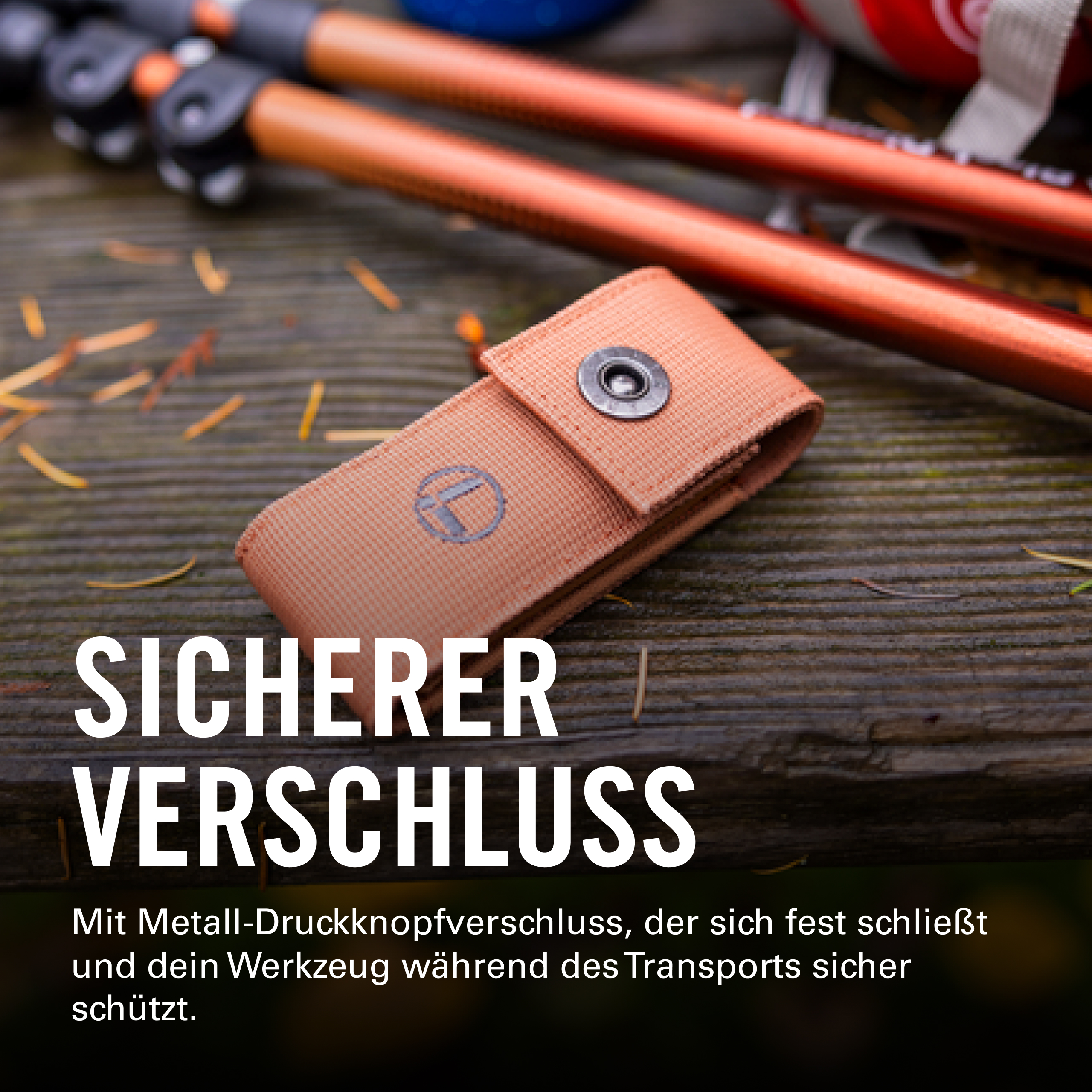 Ein beiger Stoffbeutel mit Druckknopfverschluss liegt auf Holz.