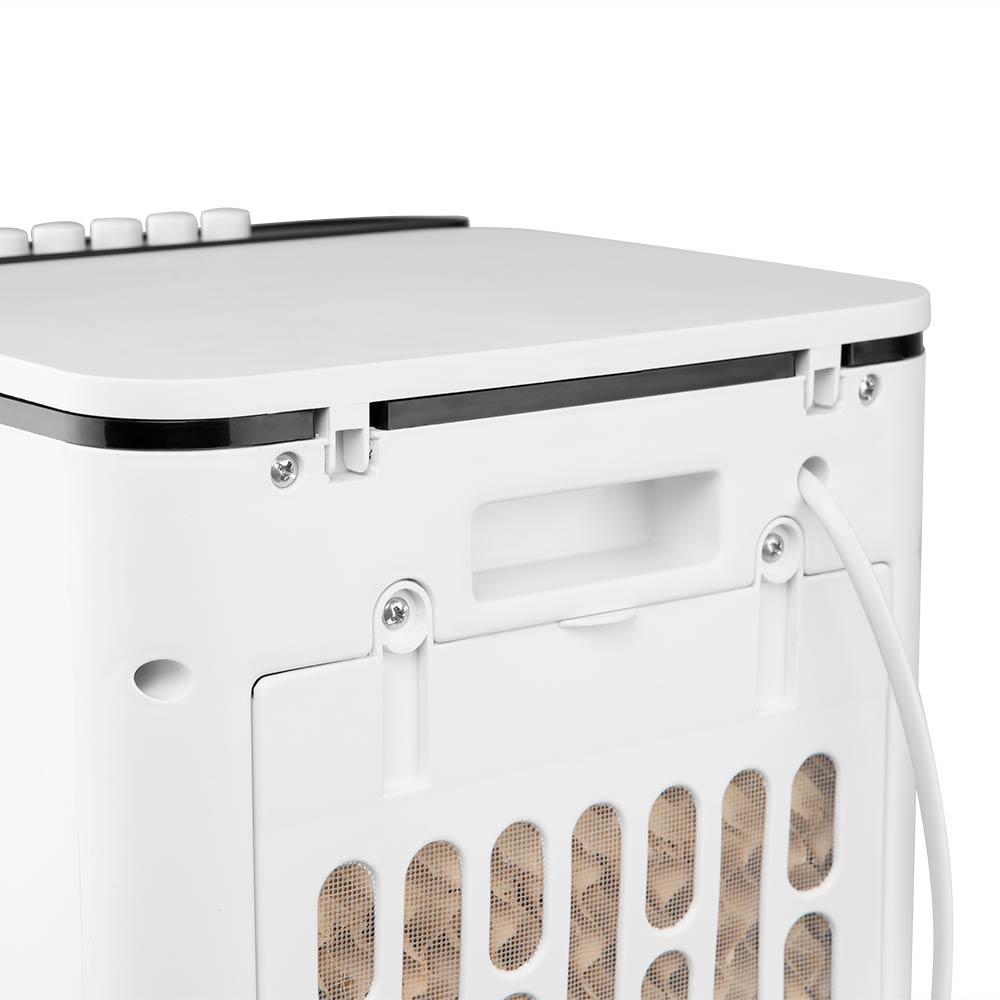 Primer plano de la parte trasera de un electrodoméstico blanco con rejillas y un cable.