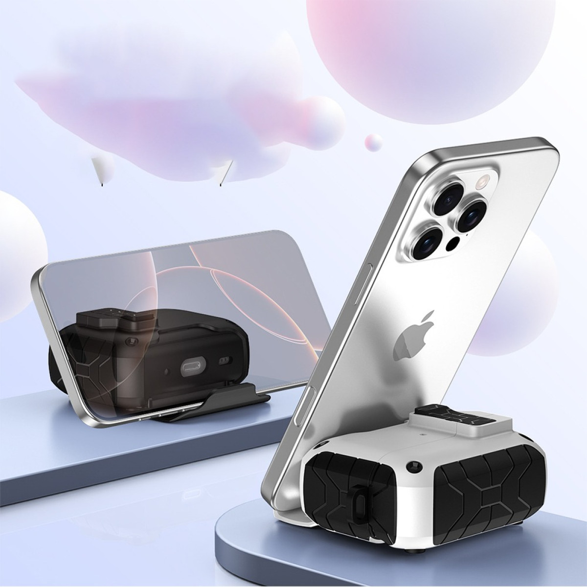 Due smartphone su supporti, un Apple argento, un telefono nero, su uno sfondo azzurro e bianco con forme astratte.