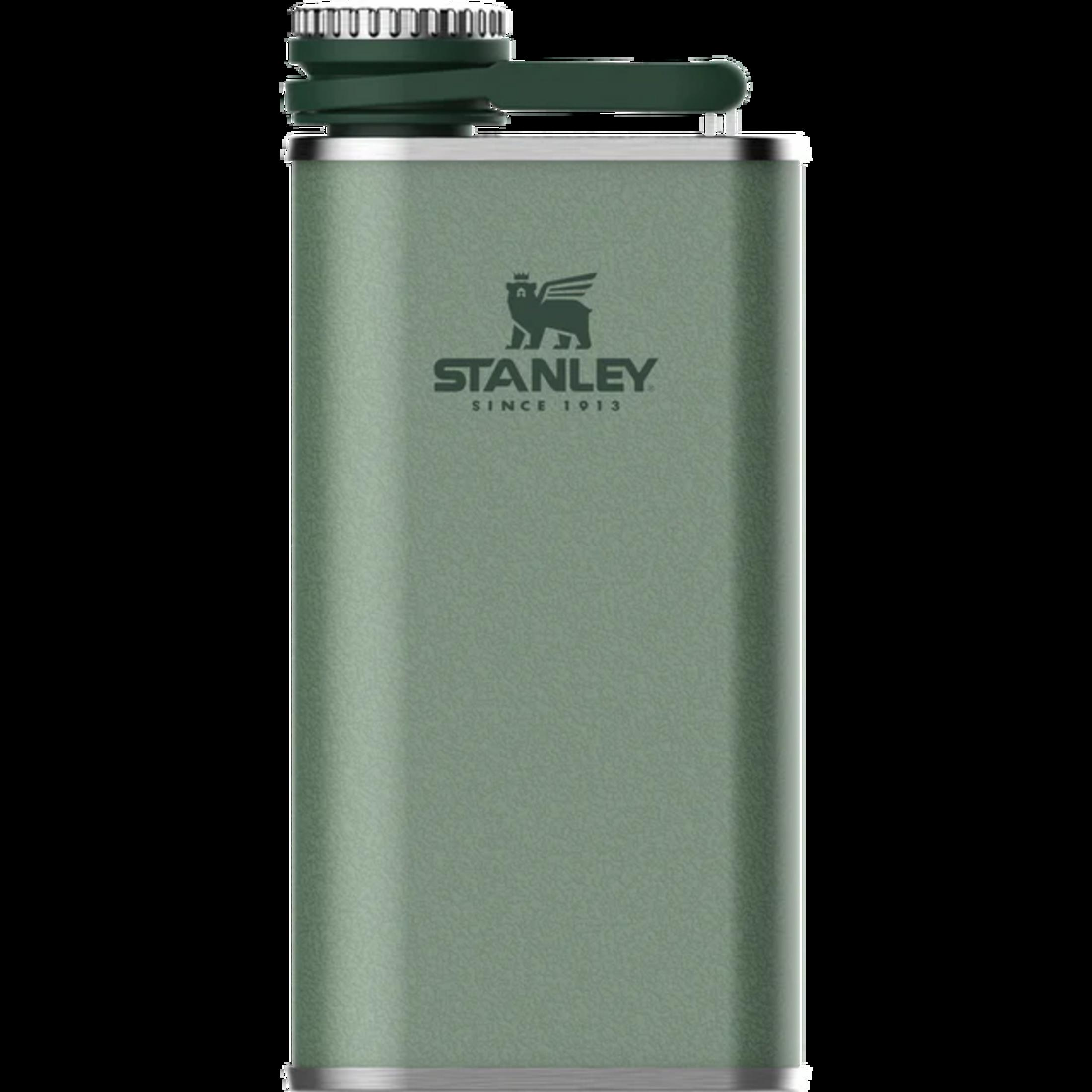 Eine texturierte, rechteckige, armeegrüne Stanley-Flasche mit dunkelgrünem Verschluss und silbernen Akzenten, vor schwarzem Hintergrund.