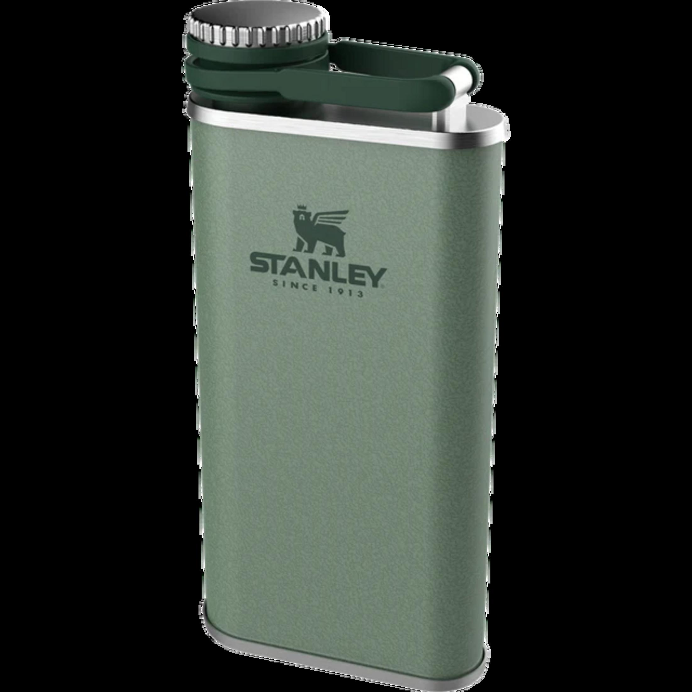 Eine dunkelgrüne Stanley-Flasche mit texturierter Oberfläche und silbernen Akzenten, mit Stanley-Logo und -Schriftzug.