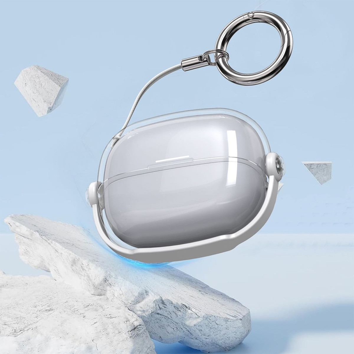 Una custodia bianca trasparente per auricolari con un portachiavi argentato, appoggiata su formazioni rocciose bianche su uno sfondo azzurro.