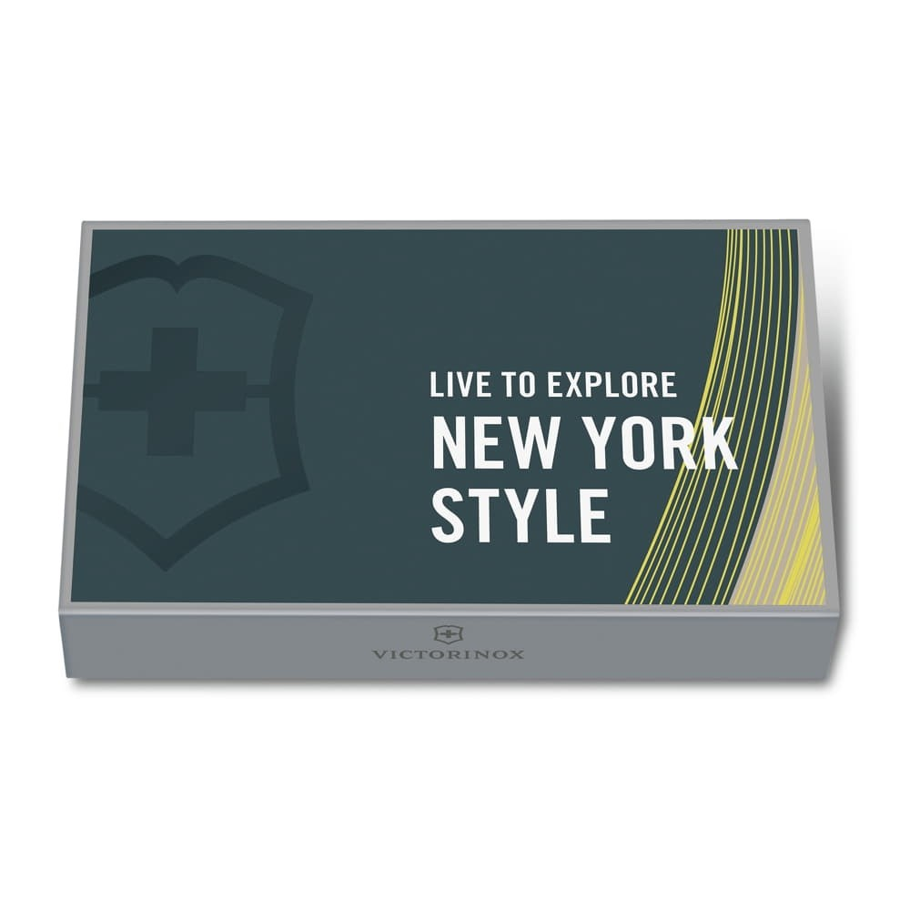 Koyu teal kapaklı gri bir kutu. Kapakta beyaz renkte 'LIVE TO EXPLORE NEW YORK STYLE' yazısı bulunuyor.