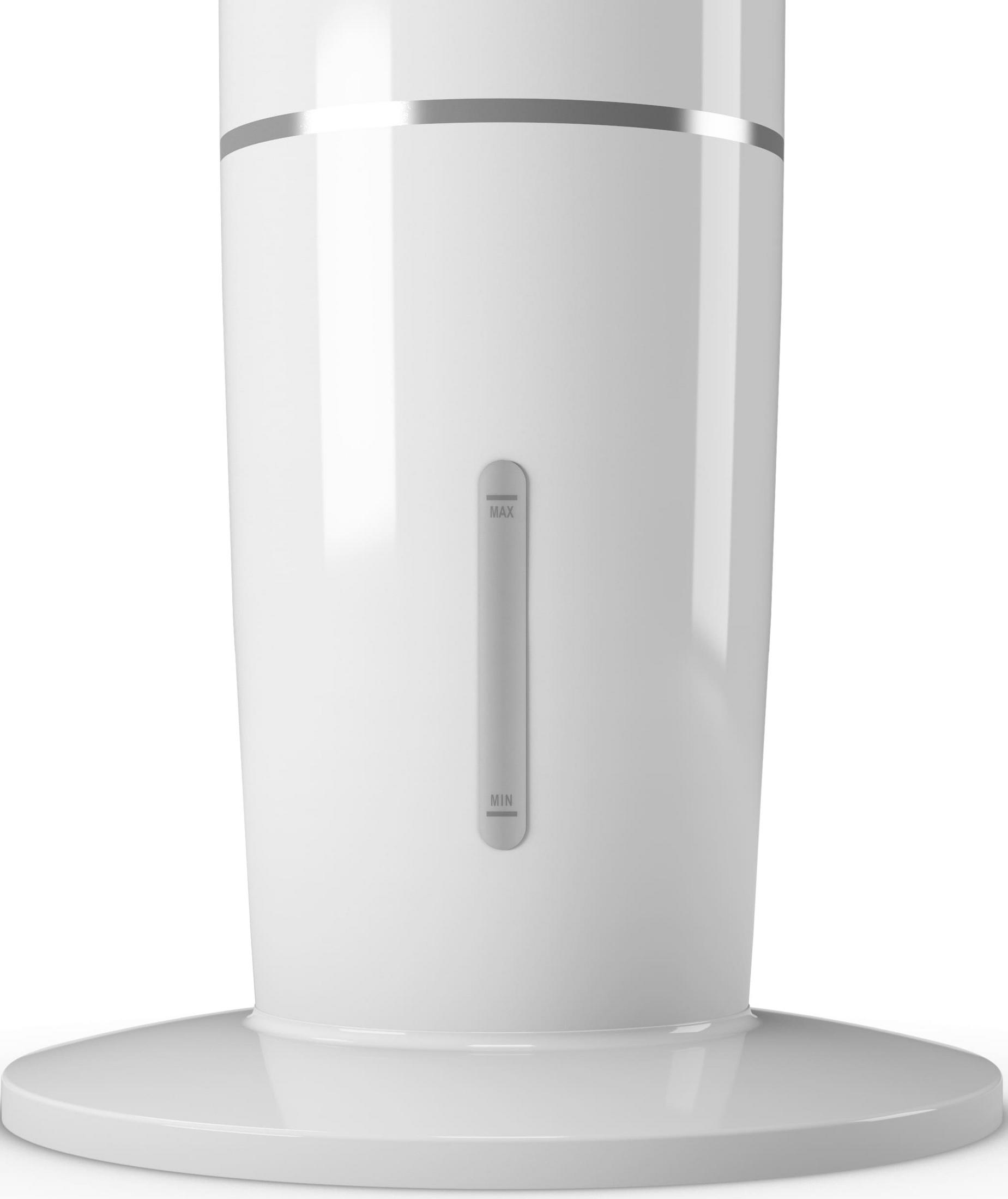 Un primo piano di un bollitore elettrico bianco con un indicatore trasparente del livello dell'acqua che mostra i segni "MAX" e "MIN".