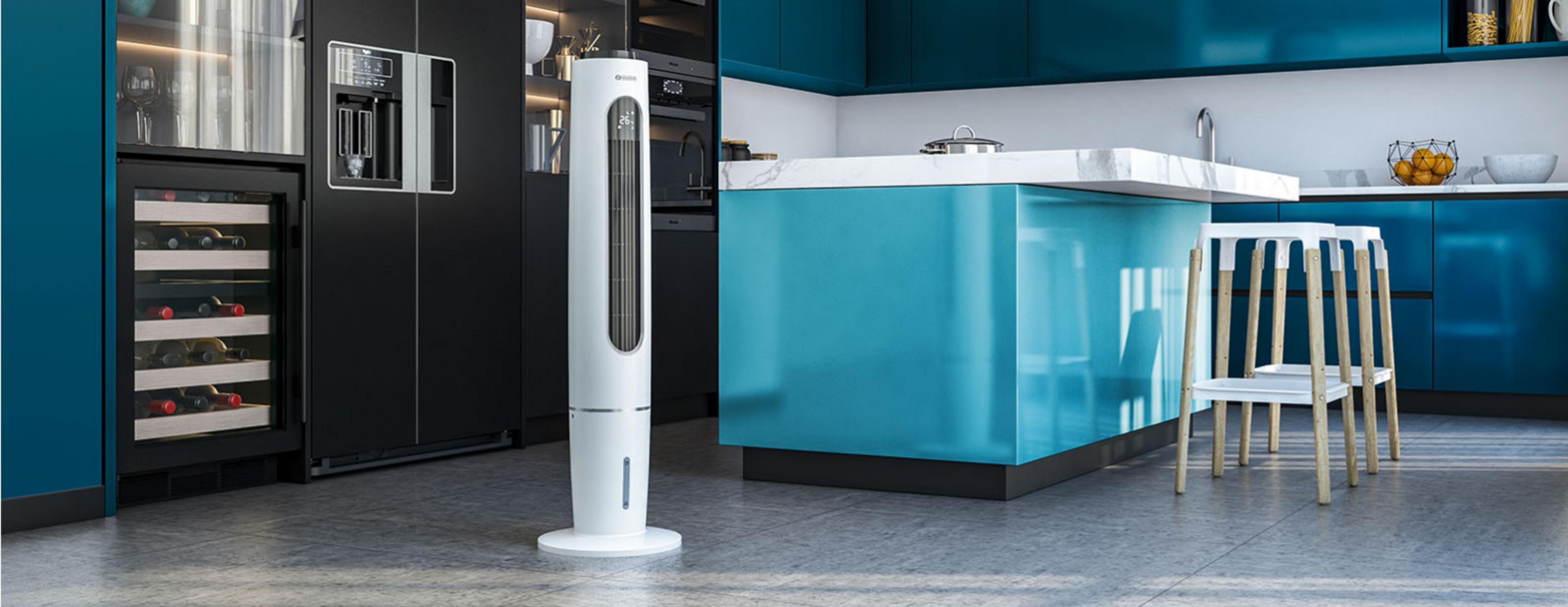 Una cucina moderna con armadietti blu, un ventilatore a torre bianco, una cantinetta per vini e un'isola cucina con sgabelli bianchi.