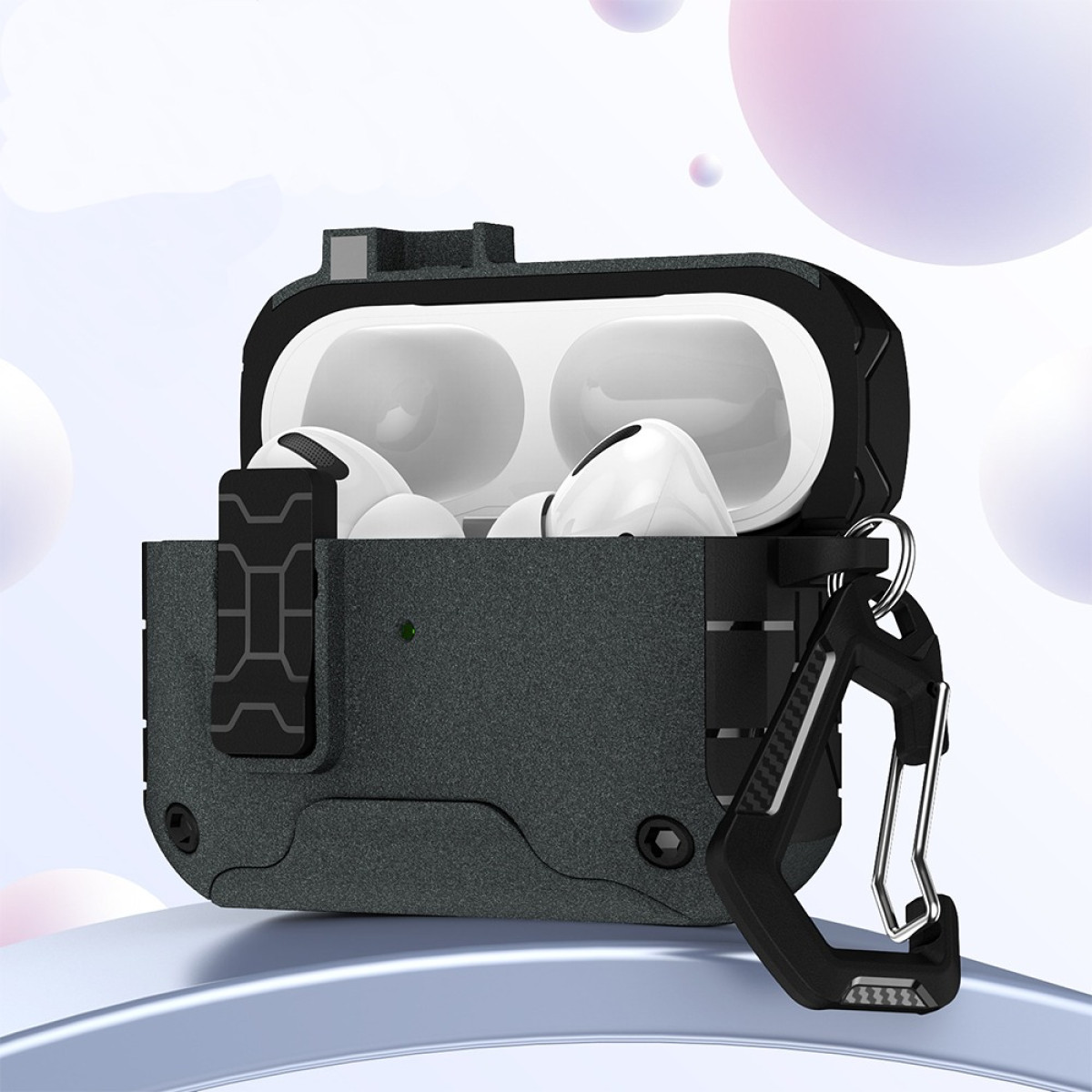 Una custodia AirPods nera testurizzata con moschettone, aperta a rivelare due AirPods bianchi, su una superficie blu con sfere sfocate.