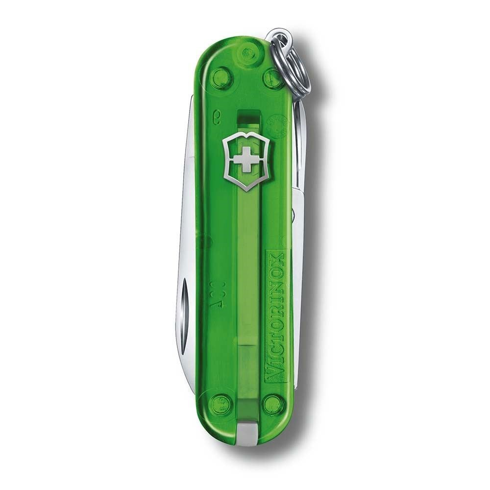 Beyaz bir arka plan üzerinde, beyaz haç ve kalkan logolu, gümüş aletleri olan yeşil bir Victorinox İsviçre çakısı.
