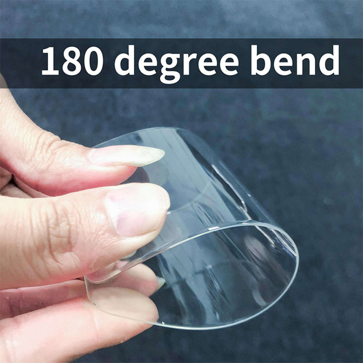 Eine Hand biegt ein klares, dünnes Material um 180 Grad. Text: '180 degree bend'.
