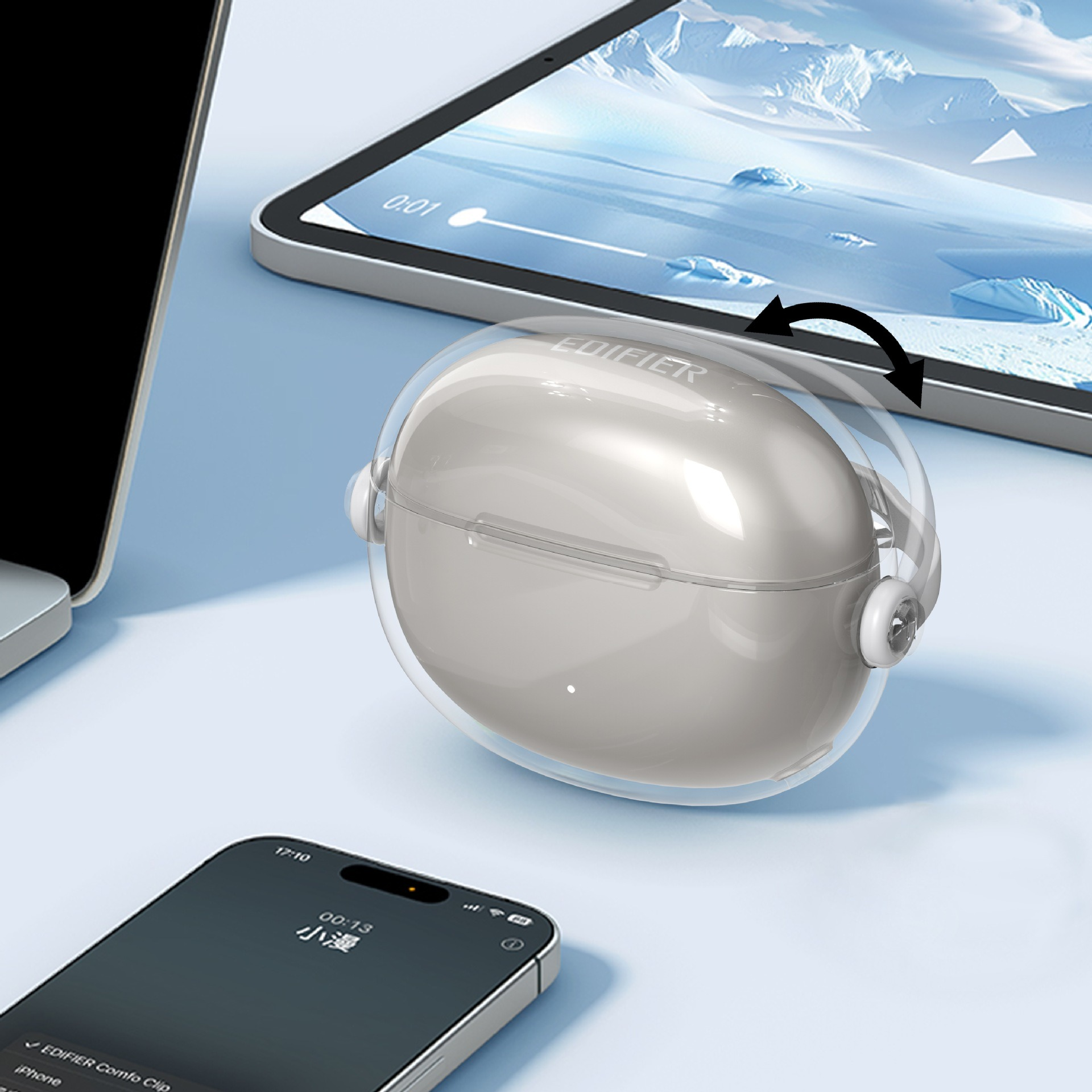 Ein weißes Edifier-Ohrhörer-Etui mit transparentem Deckel ist zwischen einem Laptop, einem Tablet und einem Telefon platziert.