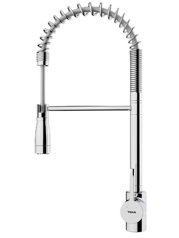 Beyaz arka plan üzerinde izole edilmiş, yaylı boyunlu ve aşağı çekilebilir püskürtme başlıklı modern krom bir mutfak bataryası.