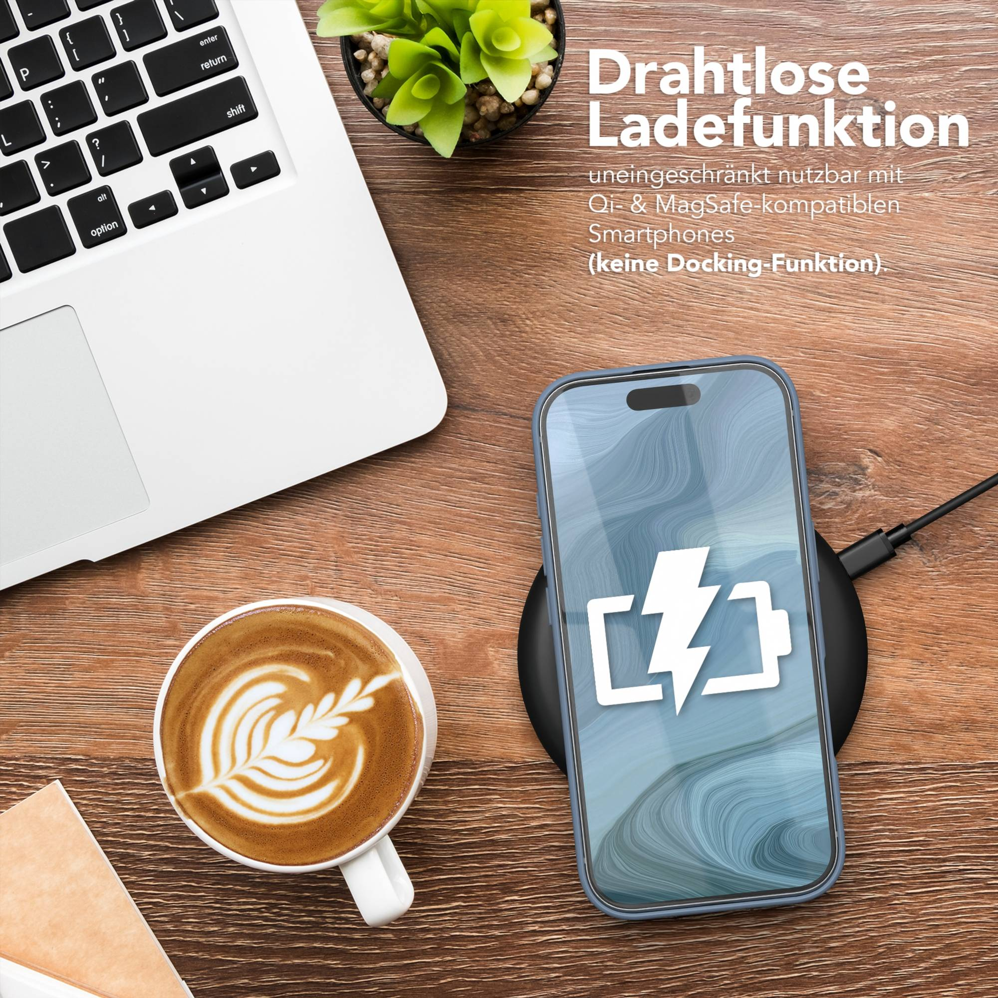 Ein Laptop, Kaffee und ein Smartphone, das kabellos auf einem Holztisch lädt, mit Text über kabelloses Laden.