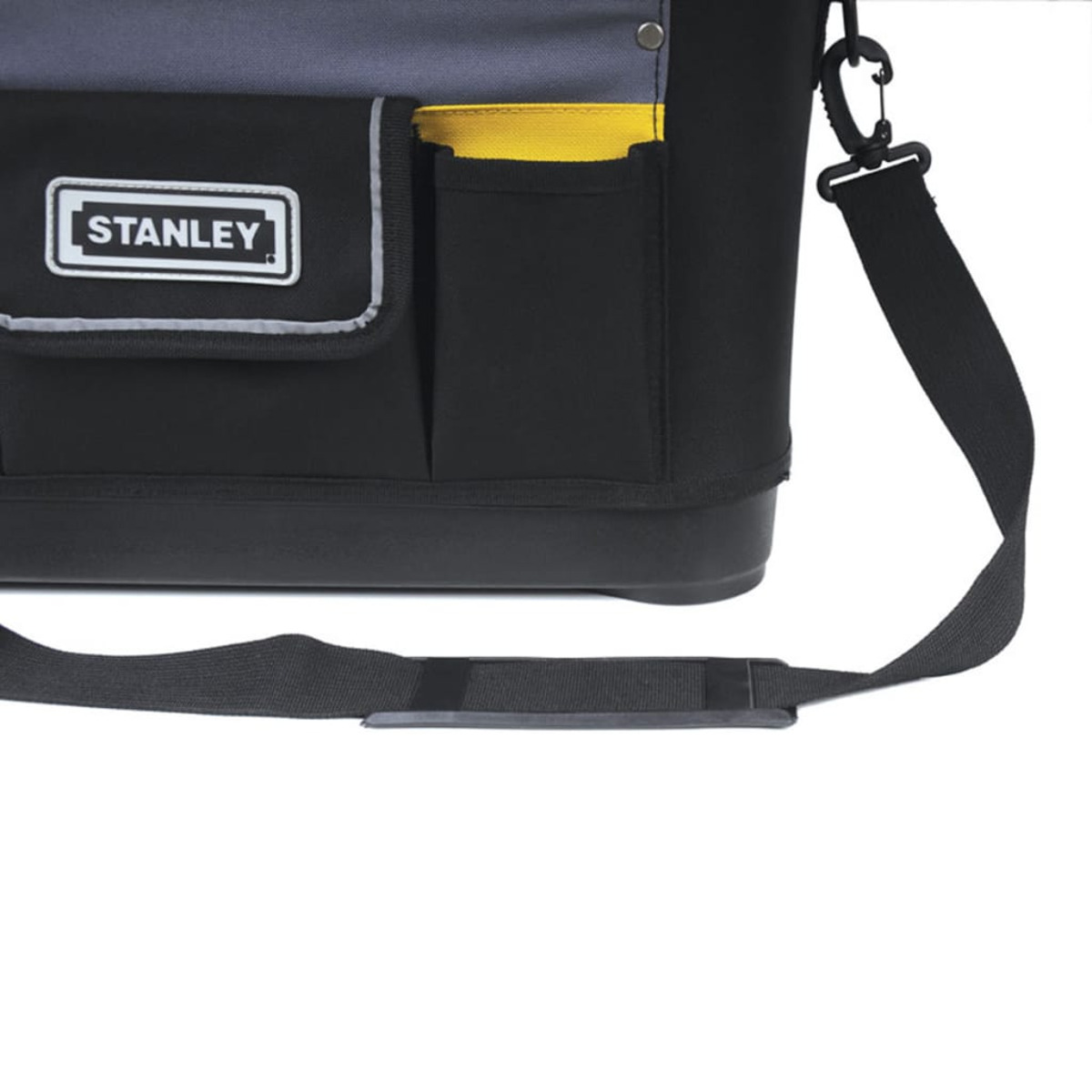 Eine schwarz-graue Stanley Werkzeugtasche mit einer gelben Innentasche und einem schwarzen Schultergurt auf weißem Hintergrund.