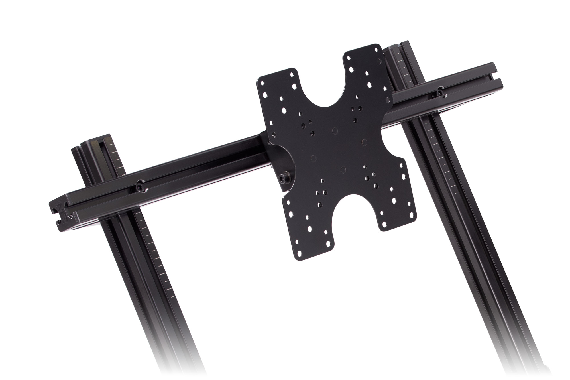 Un soporte de monitor de metal negro con placa VESA se muestra sobre un fondo blanco, inclinado hacia arriba y a la derecha.