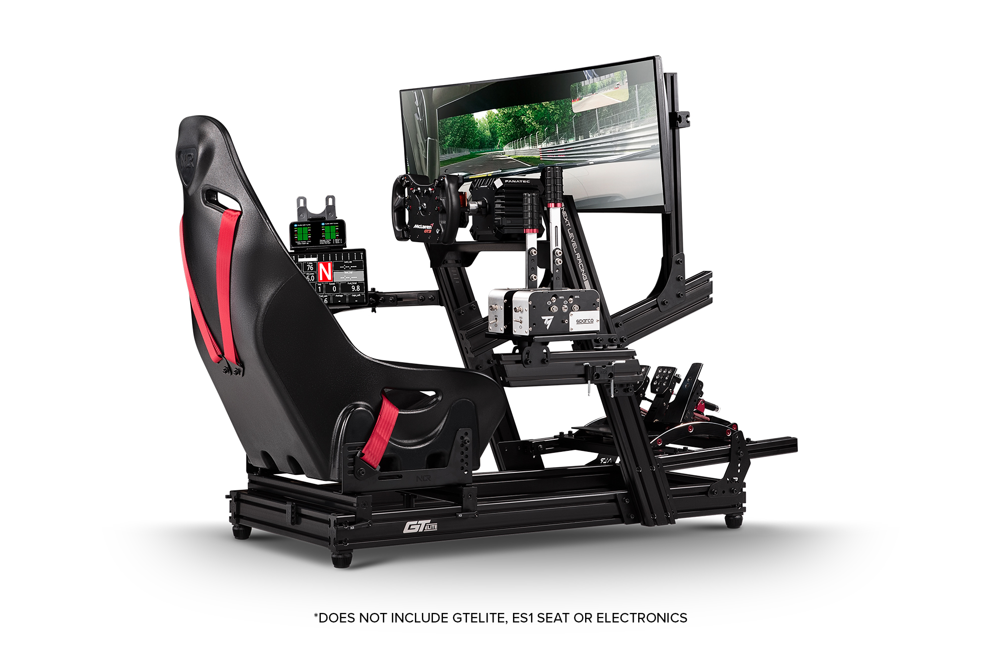 Un simulador de carreras negro con asiento rojo, pantalla mostrando una pista, volante y pedales.