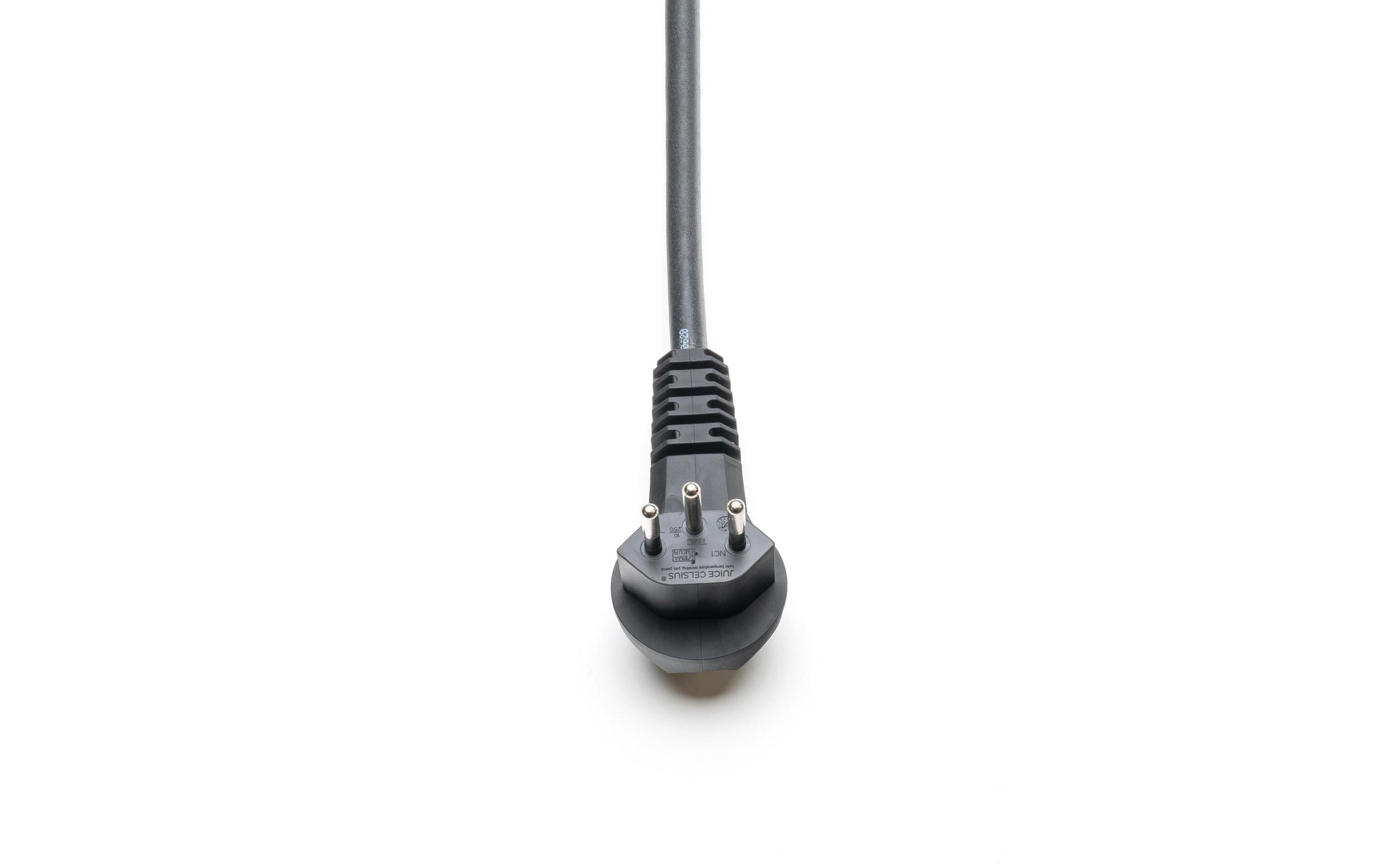 Ein schwarzes Stromkabel mit einem dreipoligen Stecker ragt von oben aus dem Bild auf weißem Hintergrund.