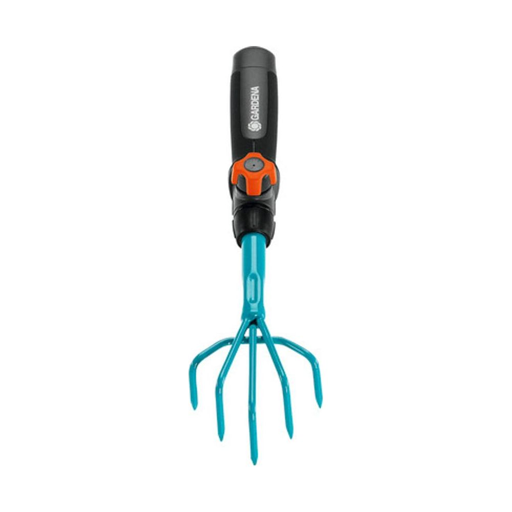Eine schwarz-blaue Handhacke mit orangefarbenem Knopf steht aufrecht auf weißem Hintergrund.