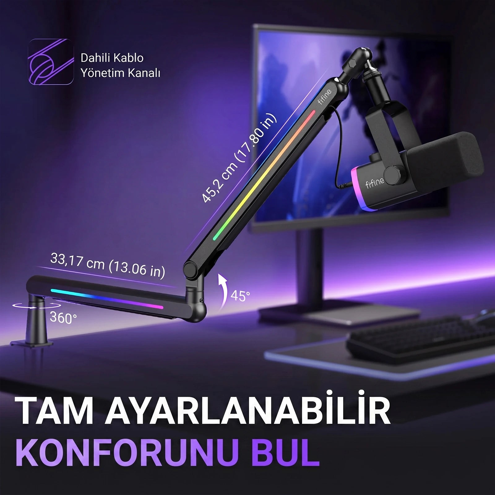 Renkli LED ışıklı siyah bir mikrofon kolu, monitörlü bir masada siyah bir FIFINE mikrofona doğru uzanıyor.
