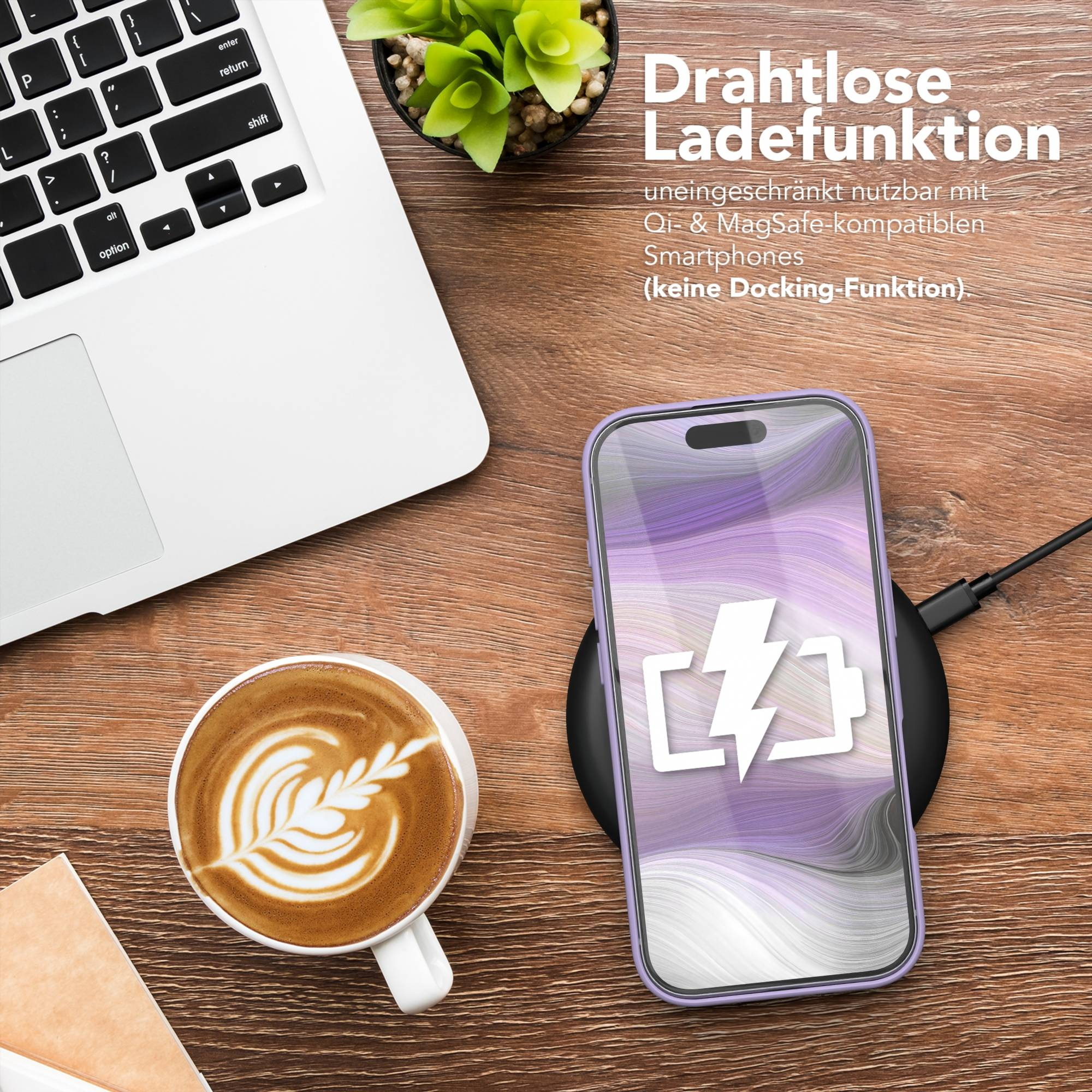 Ein Laptop, Kaffee und ein kabellos ladendes Telefon auf einem Holztisch, mit Text zur kabellosen Ladefunktion.