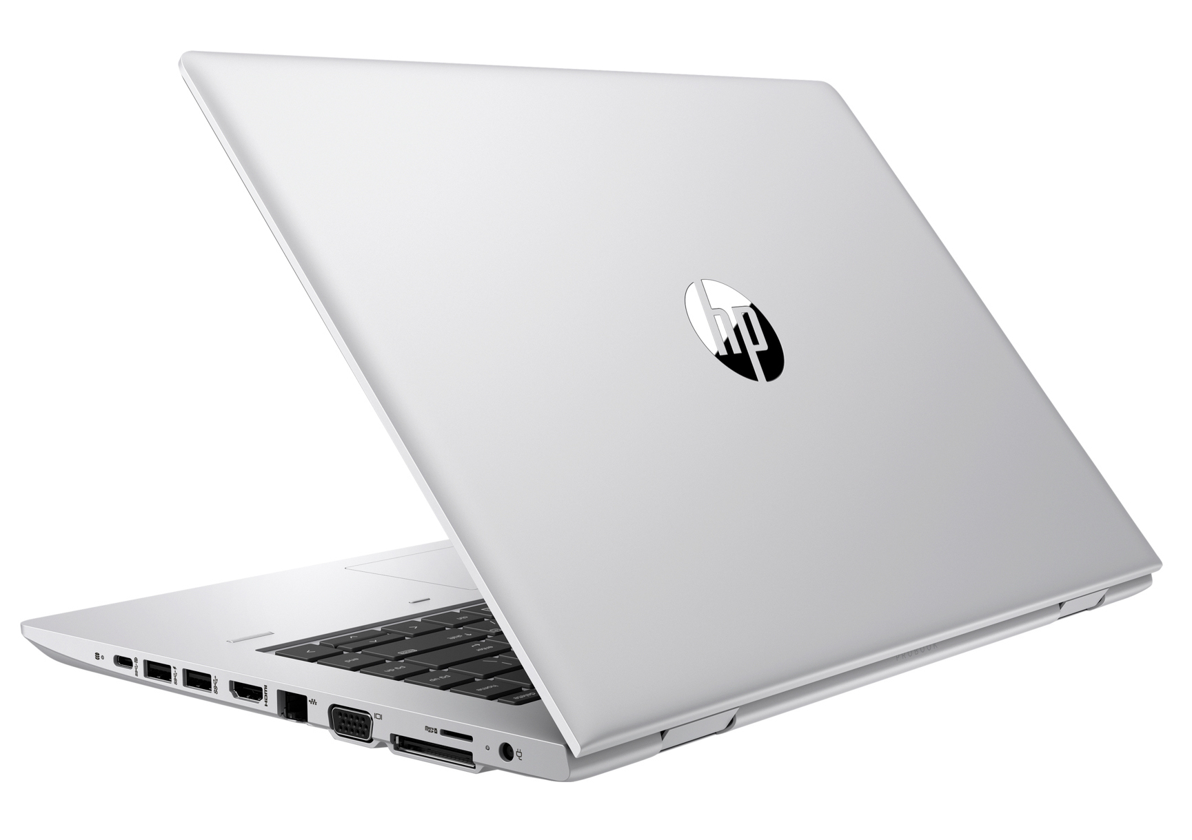 Ein silberner HP Laptop ist schräg gestellt und zeigt seine linken Anschlüsse wie USB, HDMI, VGA und einen SD-Kartensteckplatz auf Weiß.