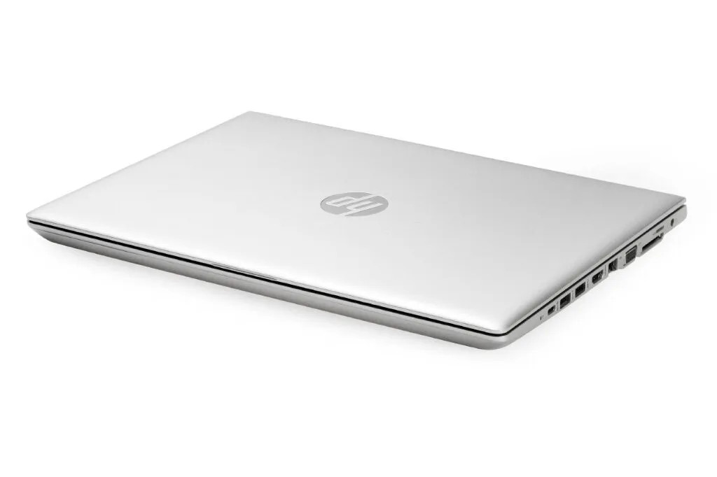 Ein geschlossener silberner HP Laptop mit Logo auf dem Deckel, Ansicht von links.
