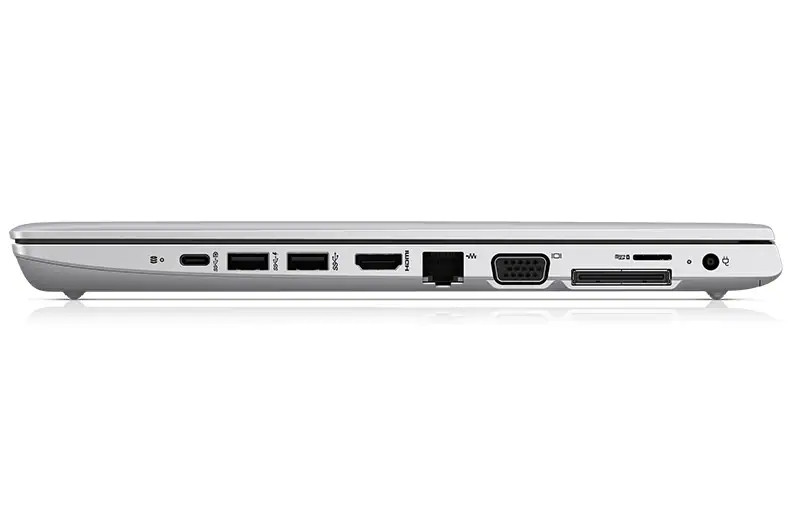 Seitenansicht der Anschlüsse eines silbernen Laptops, darunter USB-C, USB-A, HDMI, Ethernet, VGA und ein SD-Kartensteckplatz.
