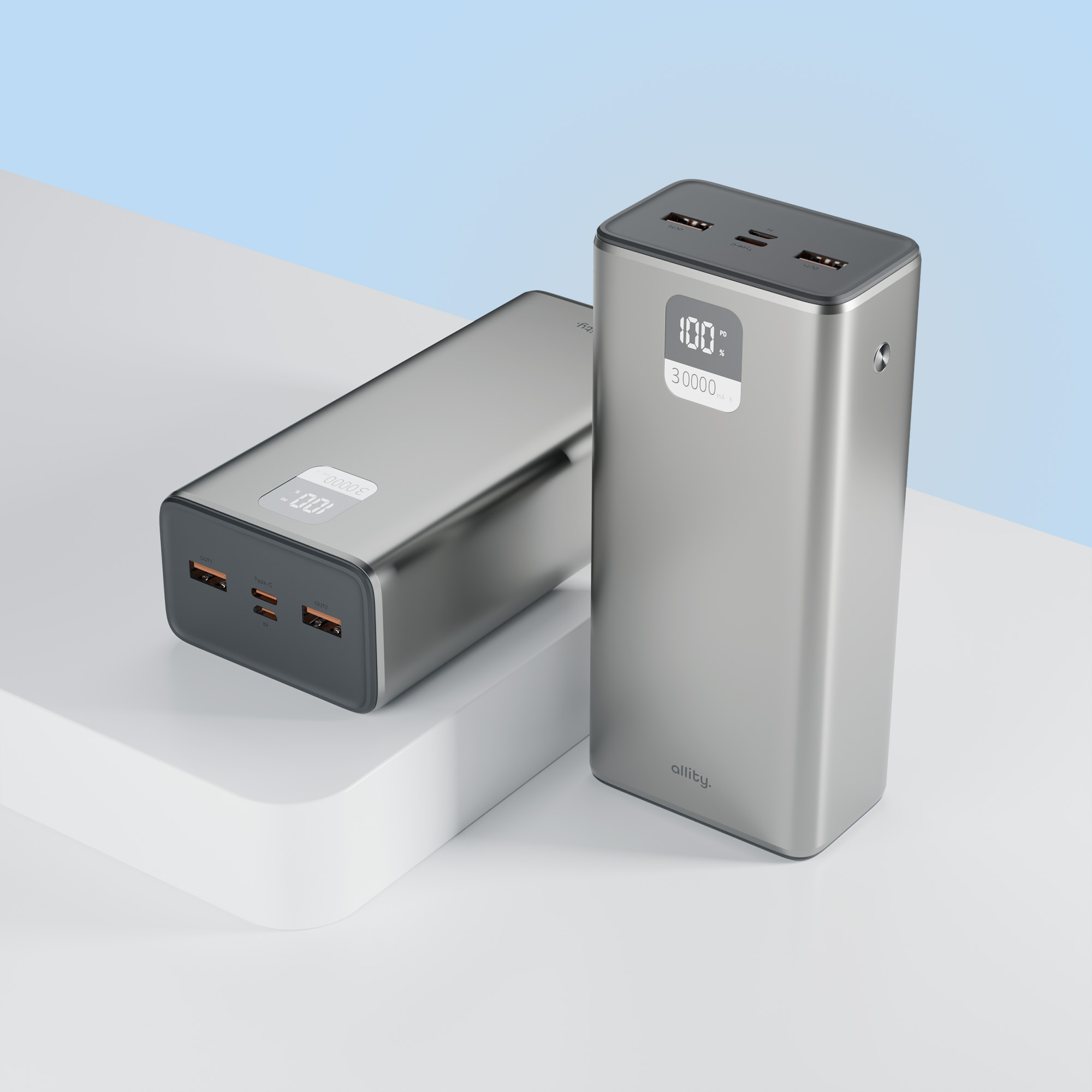 Zwei silberne Powerbanks mit Digitalanzeigen, die „100%“ und „30000mAh“ auf weißem und blauem Hintergrund zeigen.