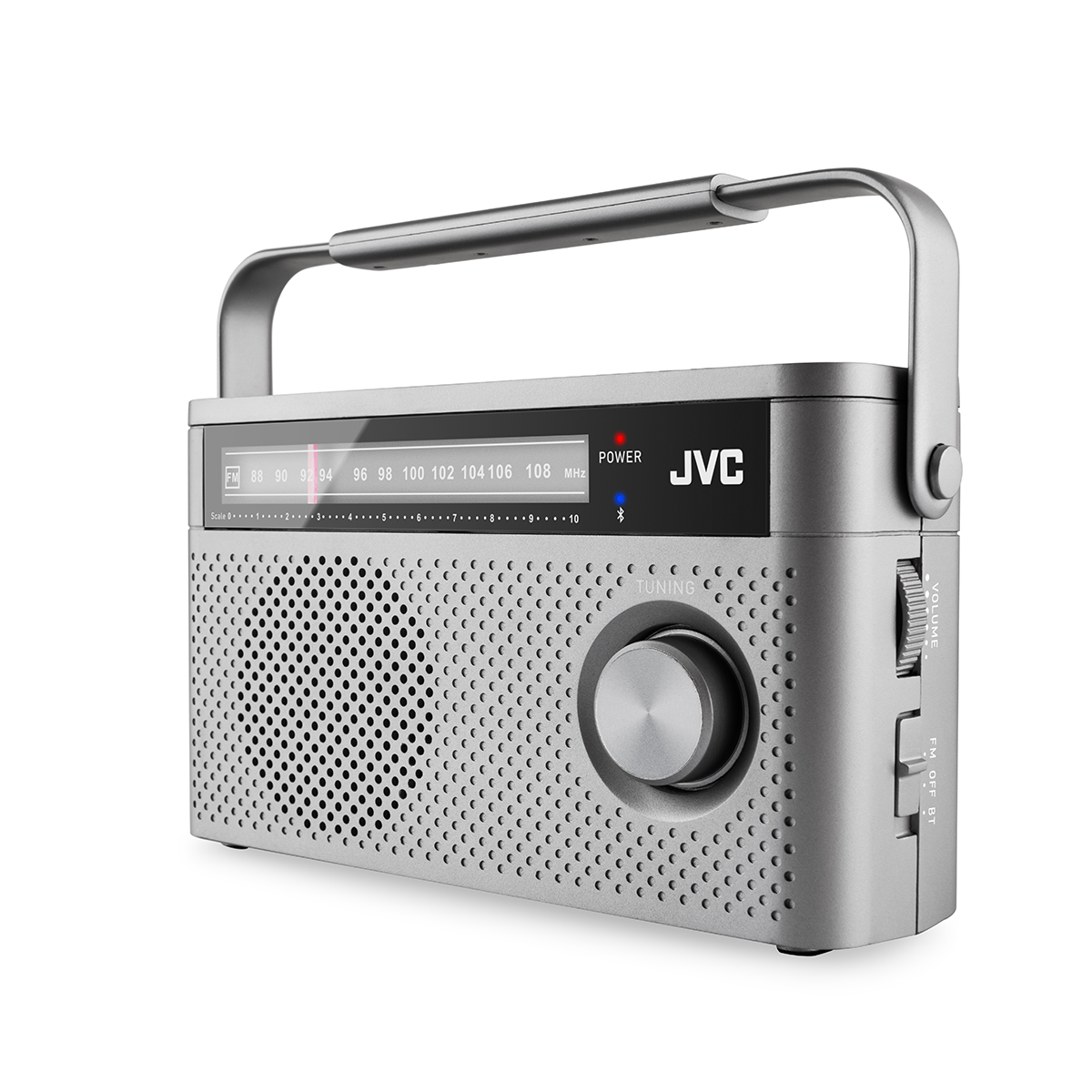 Srebrne radio JVC z uchwytem, maskownicą głośnika, pokrętłem strojenia, suwakiem głośności i przełącznikiem FM/wył/BT na białym tle.