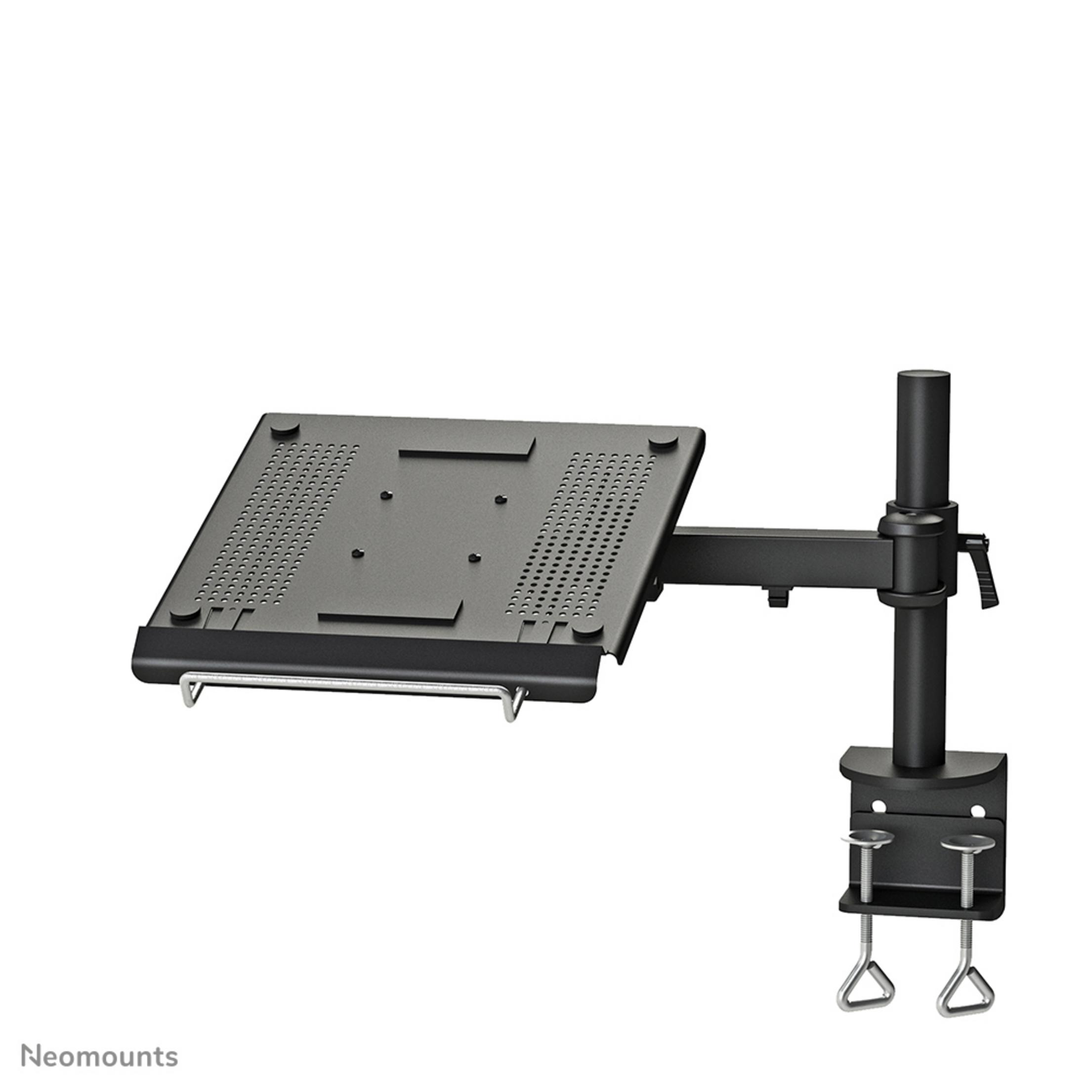 Ein schwarzer Laptopständer mit perforierter Ablage und Klemmbefestigung zur Montage an einem Schreibtisch, vor weißem Hintergrund.
