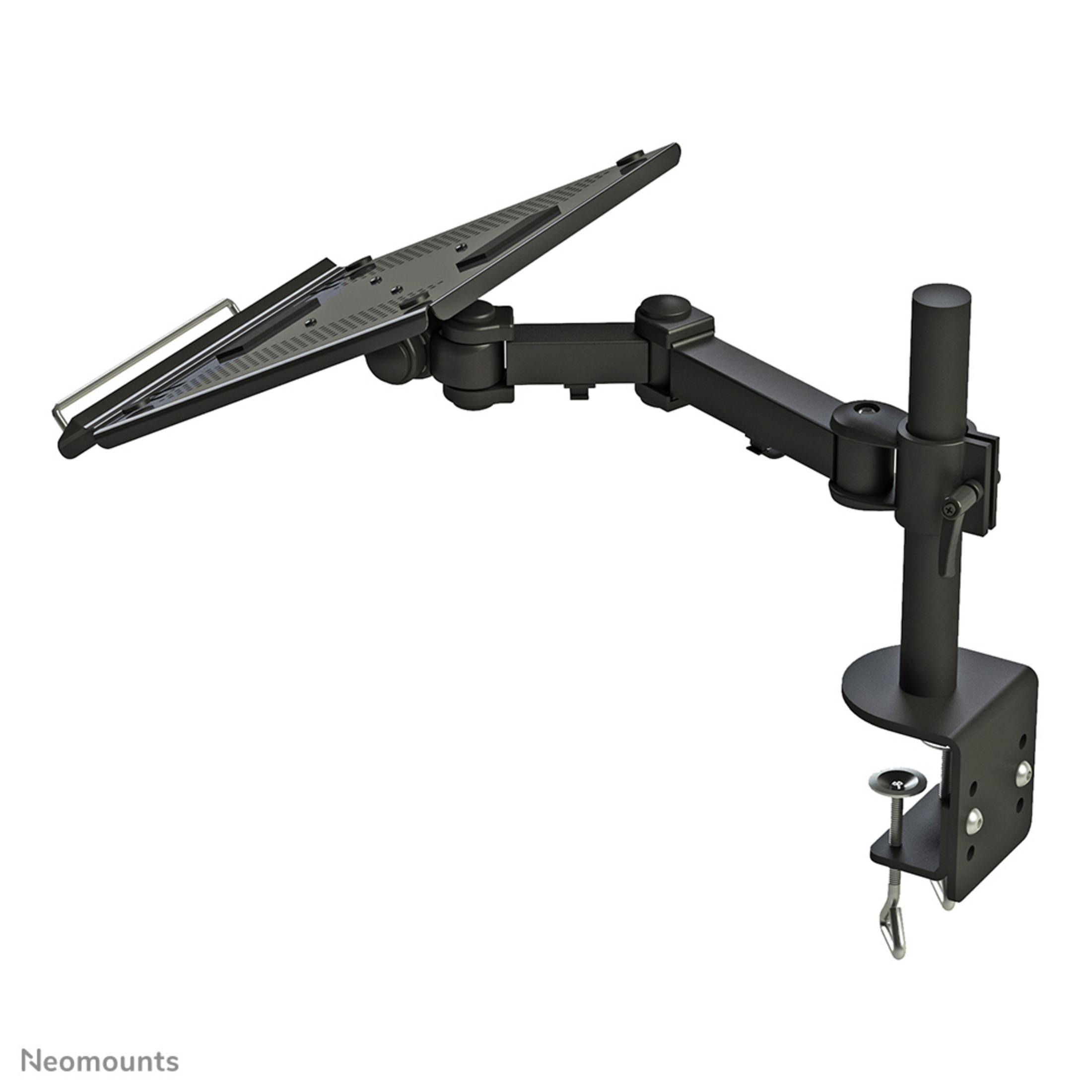 Ein schwarzer, schreibtischmontierter Monitorarm mit Laptopablage auf weißem Hintergrund. Der Arm hat mehrere Gelenke und eine Klemme an der Basis.