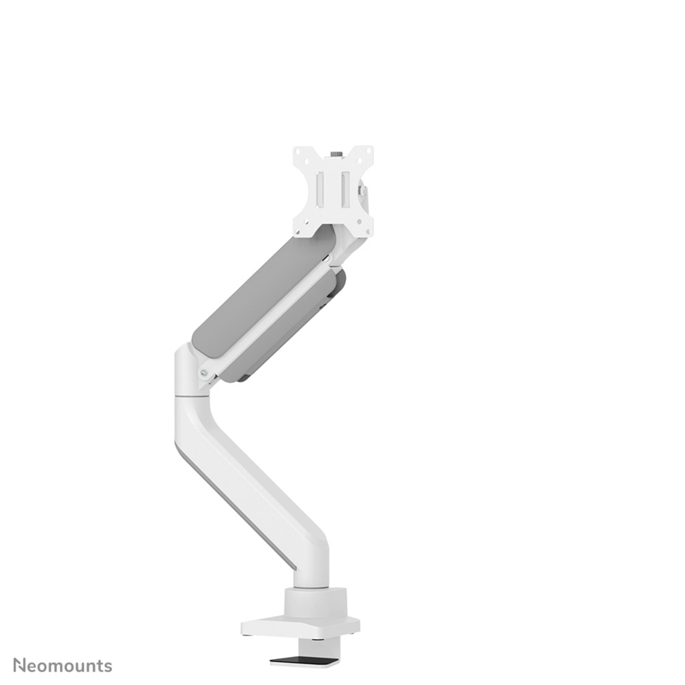 Un brazo de monitor blanco con detalles grises y una base de abrazadera, que se extiende hacia arriba y a la izquierda, sobre un fondo blanco.