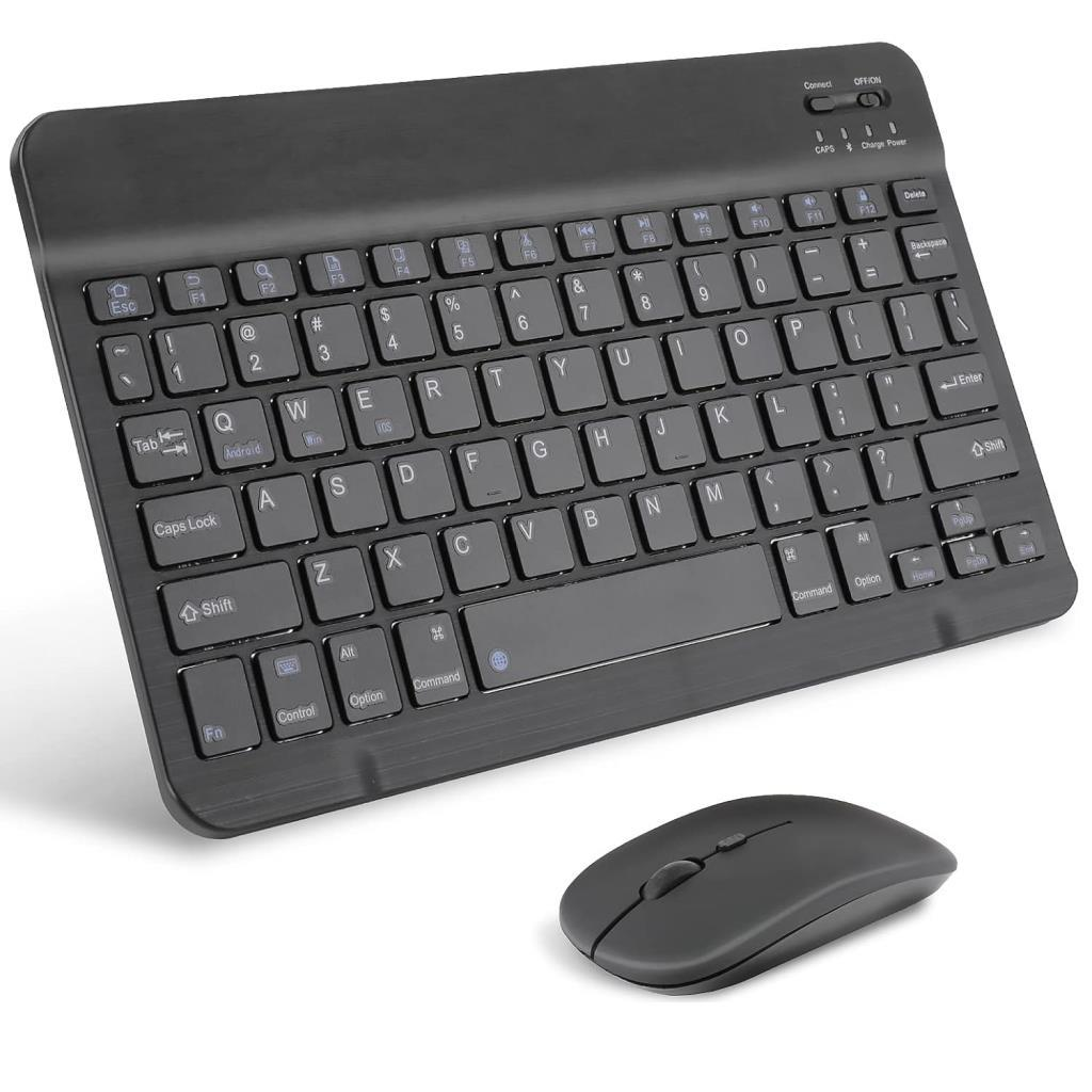 Beyaz yüzeyde siyah kablosuz klavye ve fare. Klavye QWERTY düzene sahiptir.