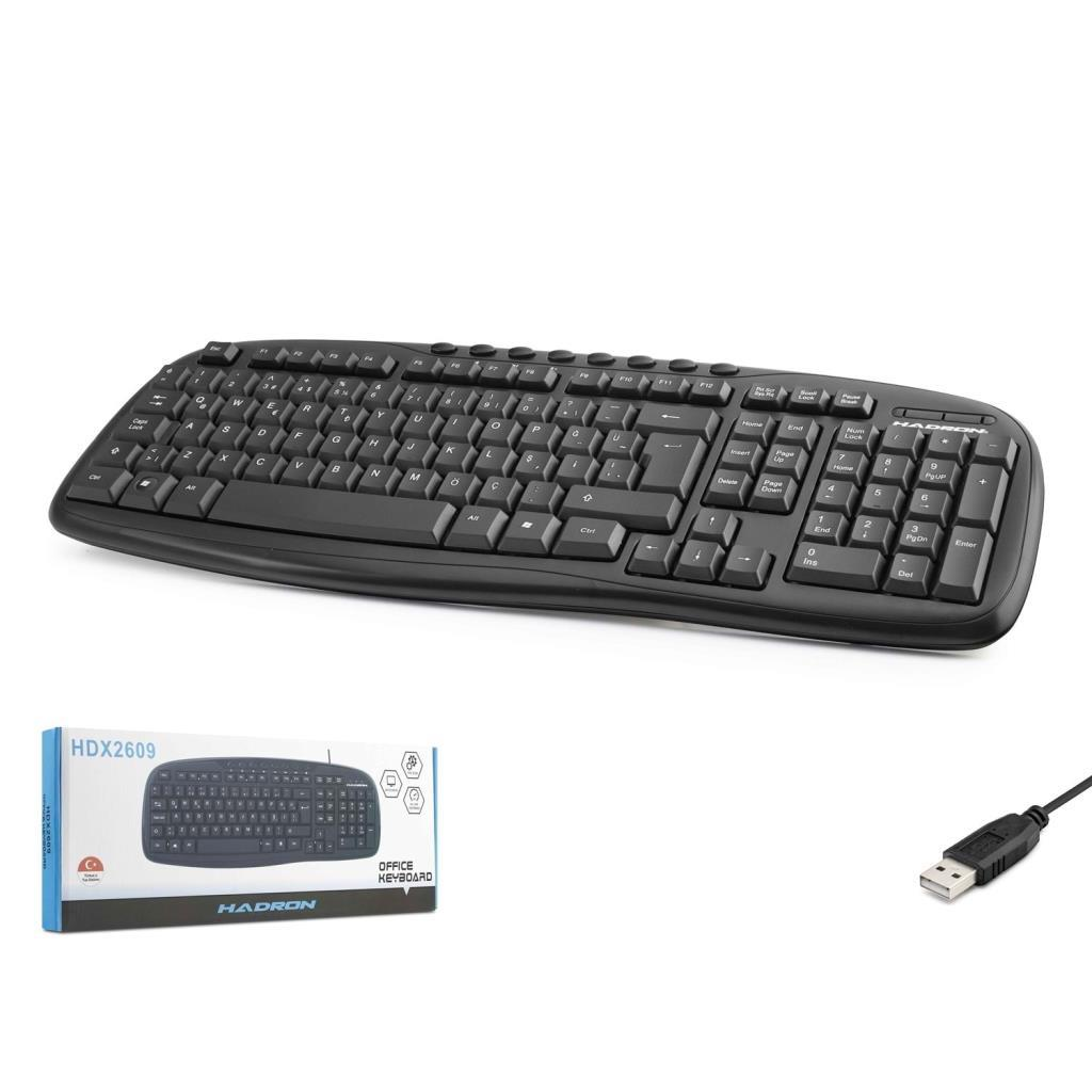 Beyaz arka plan üzerinde USB kablosu ve kutusu olan siyah klavye.