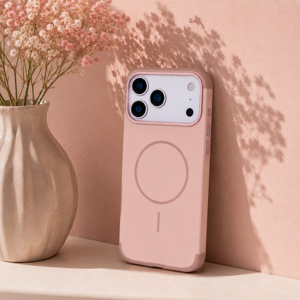 Kameralı pembe telefon kılıfı ve vazoda çiçekler.