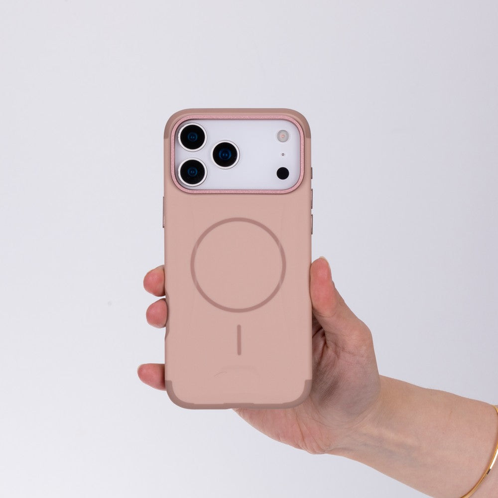 Bir el, arkasında üç kamera ve dairesel desen bulunan pembe bir telefon tutuyor.