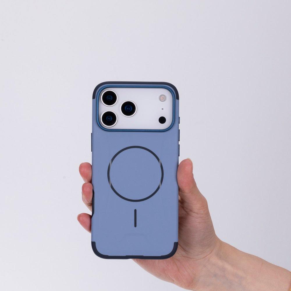 Bir el, üç kamera lensi ve dairesel tasarıma sahip mavi bir telefon kılıfı tutuyor.
