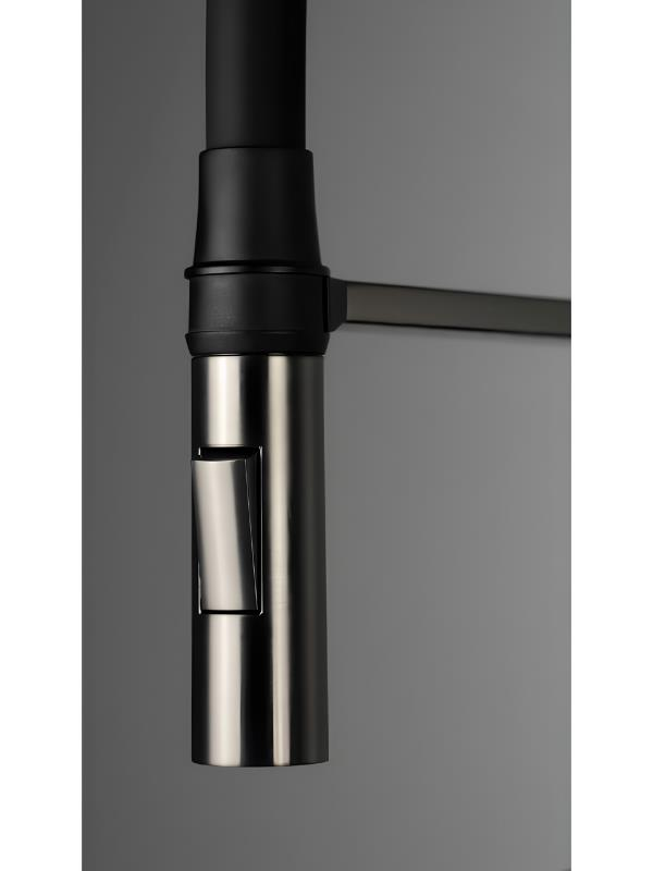 Siyah saplı fırçalanmış metal modern mutfak musluğu ağzı.